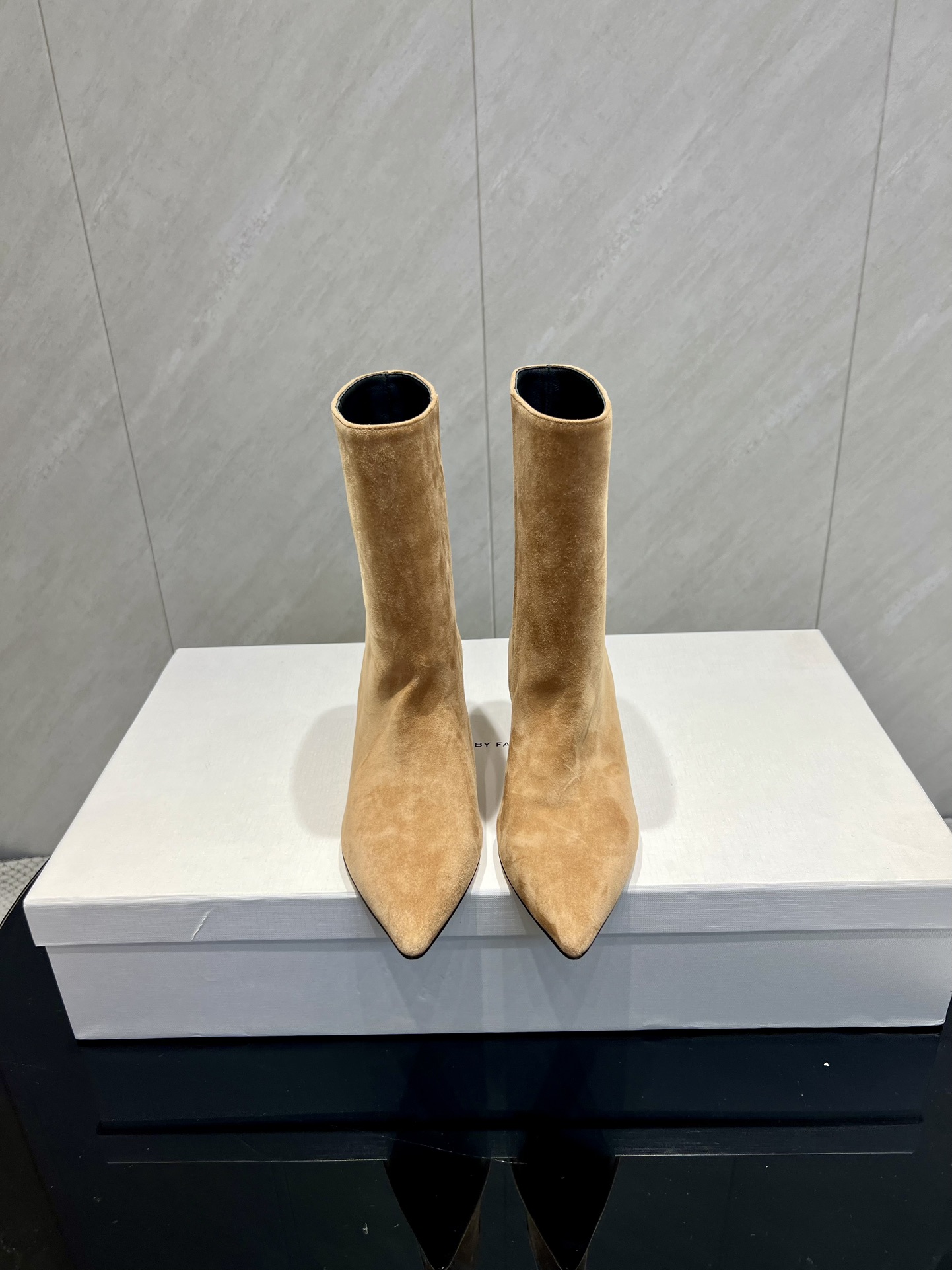 NO:559672,: 'Exclusive top version' By Fa*r 2025vs autumn new fashion boots series... [Pointed toe one-leg short boots] The pointed toe design has also been particularly popular in recent years.  , Sheepskin lining, oiled cowhide craftsmanship, visually elongates your legs, goes well with jeans, sweaters, etc. The overall look is very high-quality and very durable, but the wide boot design at the bottom of the knee boots is also more compatible, and can be worn by girls who are leaner and fatter. It perfectly modifies the leg shape, the shape of the heel and the design of the entire boot itself. It will also have a strong personal style when worn. Wearing it will make you feel that you are the kind of cool person who knows how to dress well... Fabric: Original custom cashmere  Lining: Original customized sheepskin Foot: Original customized sheepskin Outsole: Original customized Italian genuine leather sole Heel height: 6.5cm Packaging: Original full set of packaging   Size: 35-39 (40.41. Customization is non-refundable) Color: Official website updates simultaneously, boots, boots, jeans, sweaters, cowhide, sheepskin19860909:《独家顶级版本》 By Fa*r 2025vs秋季新款时装靴系列…【尖头一脚蹬短靴】 这几年也是特别火的尖头设计 ,羊皮内里,油牛皮工艺,视觉上拉长你的腿型,穿牛仔裤毛衣什么的都很搭,整体看起来就很质感高级也很耐穿,不过膝靴下面收上面宽的靴筒设计也是兼容性更高,瘦一点肉一点的女孩们都能穿,完美的修饰腿型,跟的造型和整个靴子本身的设计,穿搭起来也会个人风格很强烈,穿上它就会觉得你是那种很会穿搭的酷飒…… 面料:原版定制羊绒 内里:原版定制羊皮 垫脚:原版定制羊皮 大底:原版定制意大利真皮底 跟高:6.5cm 包装:原版全套包装 码数:35-39（40.41.定制不退换） 颜色:官网同步更新,靴子,boots,jeans,sweaters,cowhide,sheepskin,Women's Shoes