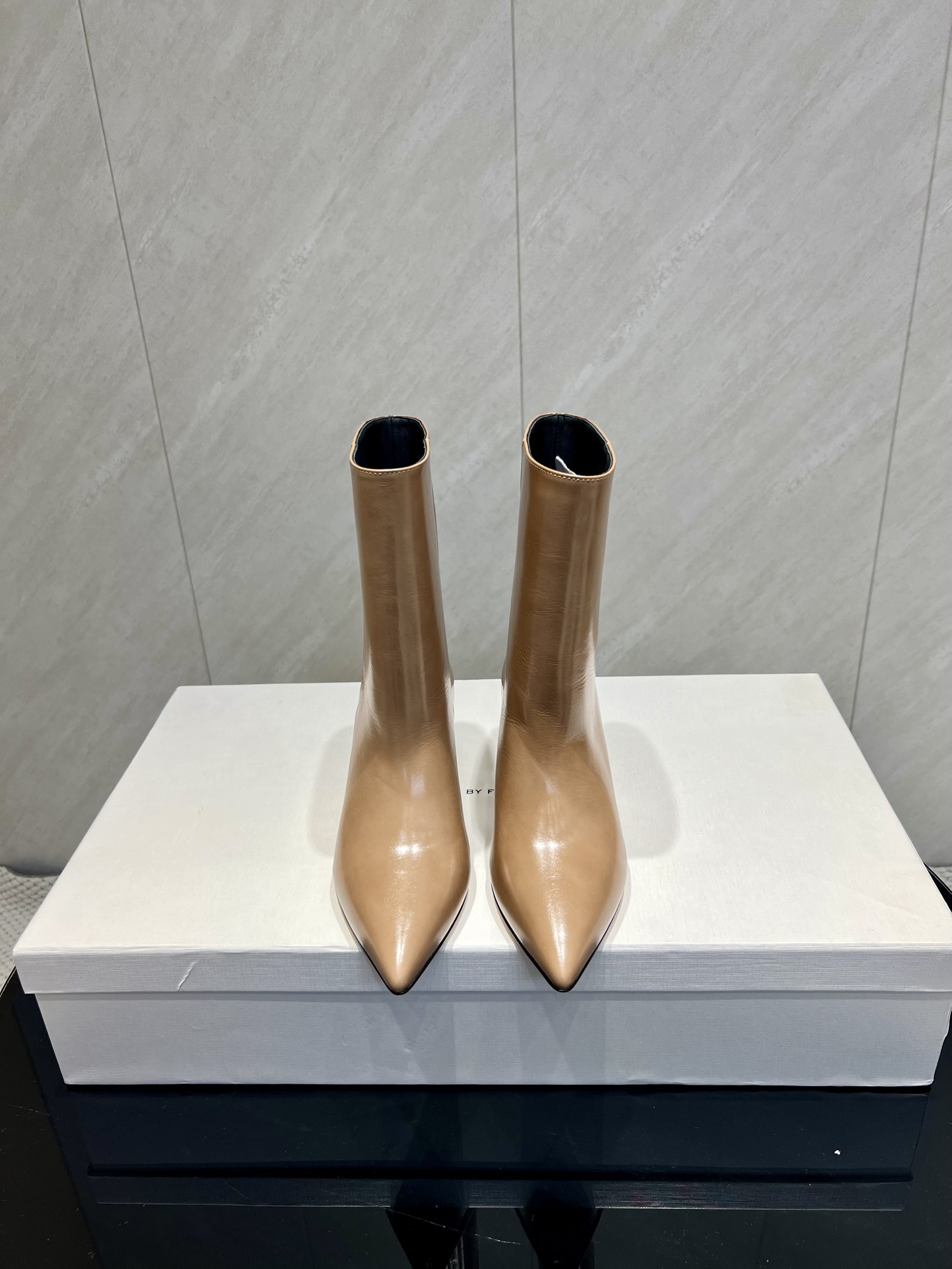 NO:559674,: 'Exclusive top version' By Fa*r 2025vs autumn new fashion boots series... [Pointed toe one-leg short boots] The pointed toe design has also been particularly popular in recent years.  , Sheepskin lining, oiled cowhide craftsmanship, visually elongates your legs, goes well with jeans, sweaters, etc. The overall look is very high-end and very durable, but the wide boot design at the bottom of the knee boots is also more compatible, and can be worn by girls who are leaner and fatter. It perfectly modifies the leg shape, the shape of the heel and the design of the entire boot itself, and it will also have a strong personal style when worn. Wearing it will make you feel like a cool and cool person who knows how to dress well... Fabric: Original custom cowhide  Lining: Original customized sheepskin Foot: Original customized sheepskin Outsole: Original customized Italian genuine leather sole Heel height: 6.5cm Packaging: Original full set of packaging   Size: 35-39 (40.41. Customization is non-refundable) Color: Official website updates simultaneously, boots, boots, jeans, sweaters, cowhide, sheepskin19860909:《独家顶级版本》 By Fa*r 2025vs秋季新款时装靴系列…【尖头一脚蹬短靴】 这几年也是特别火的尖头设计 ,羊皮内里,油牛皮工艺,视觉上拉长你的腿型,穿牛仔裤毛衣什么的都很搭,整体看起来就很质感高级也很耐穿,不过膝靴下面收上面宽的靴筒设计也是兼容性更高,瘦一点肉一点的女孩们都能穿,完美的修饰腿型,跟的造型和整个靴子本身的设计,穿搭起来也会个人风格很强烈,穿上它就会觉得你是那种很会穿搭的酷飒…… 面料:原版定制牛皮 内里:原版定制羊皮 垫脚:原版定制羊皮 大底:原版定制意大利真皮底 跟高:6.5cm 包装:原版全套包装 码数:35-39（40.41.定制不退换） 颜色:官网同步更新,靴子,boots,jeans,sweaters,cowhide,sheepskin,Women's Shoes