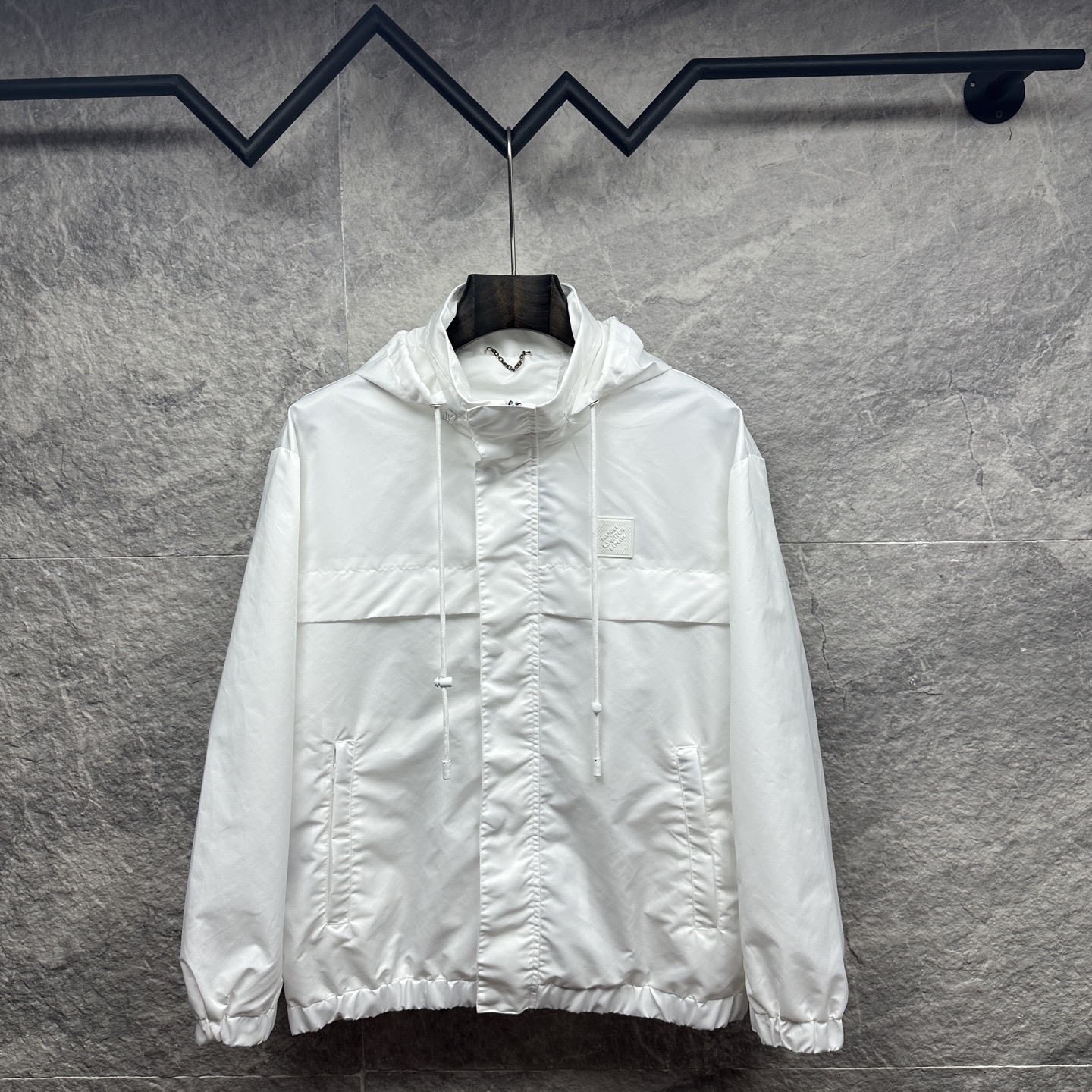 NO:530450,Donkey 2025 new logo logo hidden hat couple jacket, high-end quality, polyester fiber composite custom fabric, excellent breathability, original custom hardware mold opening, all the inner linings are made of original custom lining, not pilled, wear-resistant, comfortable and soft, a couple jacket with strong wrinkle resistance, original owner's wheat water washing tag packaging, size M-3XL, color white,,louis vuitton,louis vuitton,jackets & coats,hats,alexander wang19860909驴家2025新款徽标logo隐藏帽子情侣款外套 高版本顶级品质 采用聚酯纤维复合定制面料 透气性极好 原版定制五金开模 内里全部采用原版定制里衬 不起球 耐磨损 舒适柔软 抗皱性极强的一款情侣外套 原版主麦水洗吊牌包装 尺码M—3XL 颜色白色,,louis vuitton,louis vuitton,jackets & coats,hats,alexander wang,Men's clothing