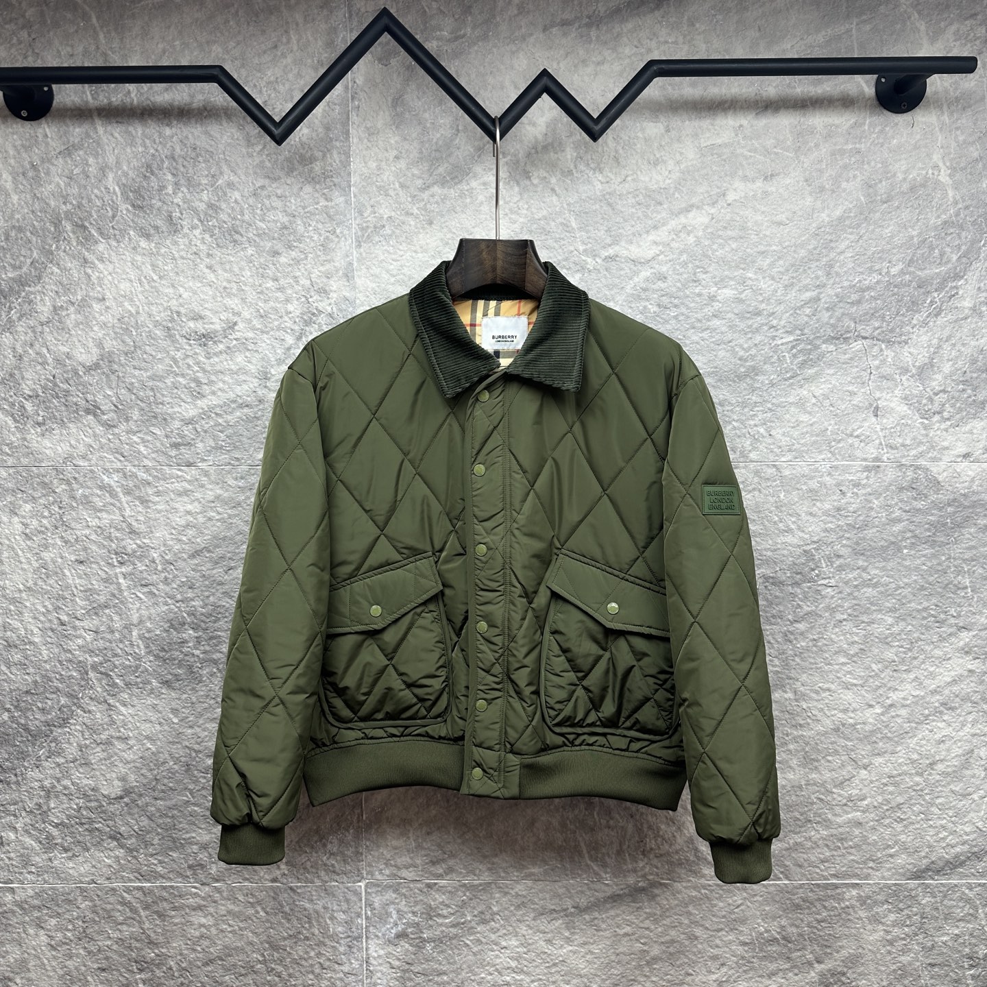 P335




巴宝莉2025新款菱形格徽标logo情侣款棉服
 🍃高版本顶级品质🍃
💯采用聚酯纤维复合定制面料 透气性极好 
原版定制五金开模 内里全部采用原版定制里衬
不起球 耐磨损 舒适柔软 抗皱性极强的一款情侣外套
原版主麦水洗吊牌包装👍
尺码：M—3XL
颜色：黑色 绿色