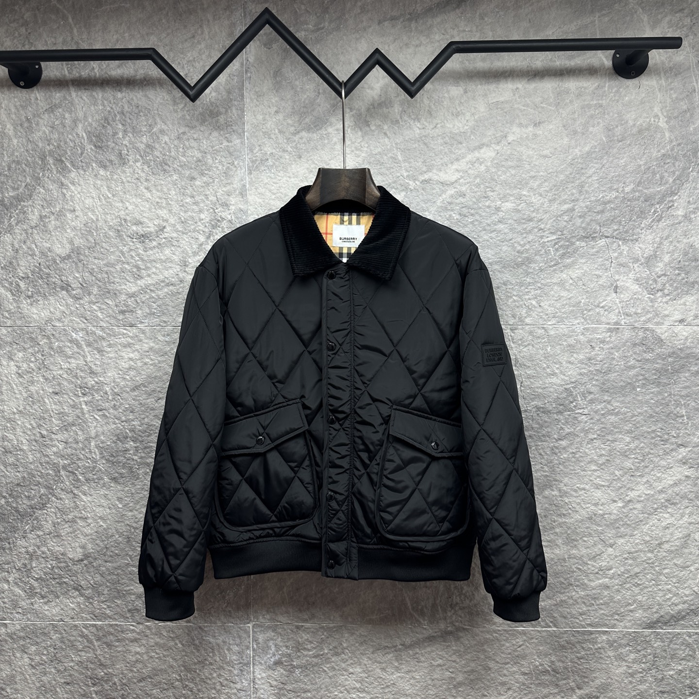 P335



巴宝莉2025新款菱形格徽标logo情侣款棉服
 🍃高版本顶级品质🍃
💯采用聚酯纤维复合定制面料 透气性极好 
原版定制五金开模 内里全部采用原版定制里衬
不起球 耐磨损 舒适柔软 抗皱性极强的一款情侣外套
原版主麦水洗吊牌包装👍
尺码：M—3XL
颜色：黑色 绿色