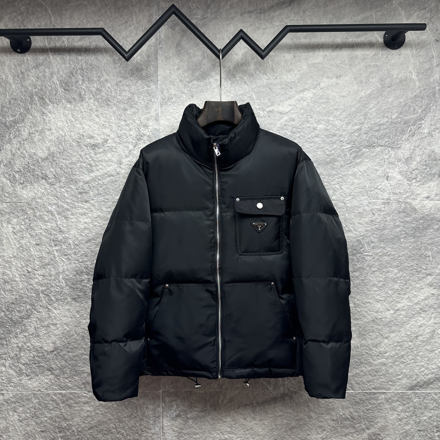 P410



普拉达2025新款胸章logo情侣款羽绒服
🍃高版本顶级品质🍃
90白鸭绒 真空填充 精湛工艺
涂层定制面料 漆面尼龙衬里 徽标字母压纹 双层内里 不跑绒 不钻绒 
宽松版型遮肉显瘦 拒绝臃肿活力出街 超强实用性 上身效果自然休闲舒适～
颜色：黑色  
码数：M—3XL