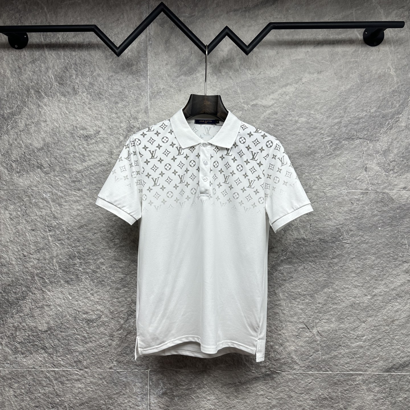 P95 Lujia 2026 nueva camisa polo estilo pareja con estampado degradado en el pecho 💯 Confeccionada con tela de algodón…