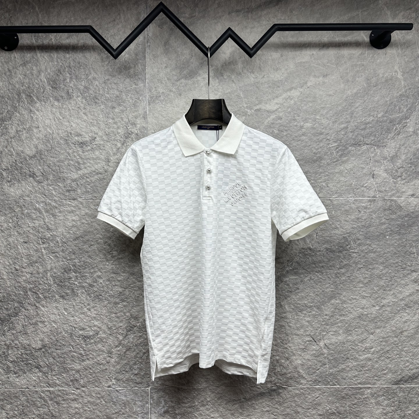 P95 Lujia 2026 nuevo estilo polo camiseta con letras cóncavas y convexas bordadas a cuadros logo bordado para parejas �…