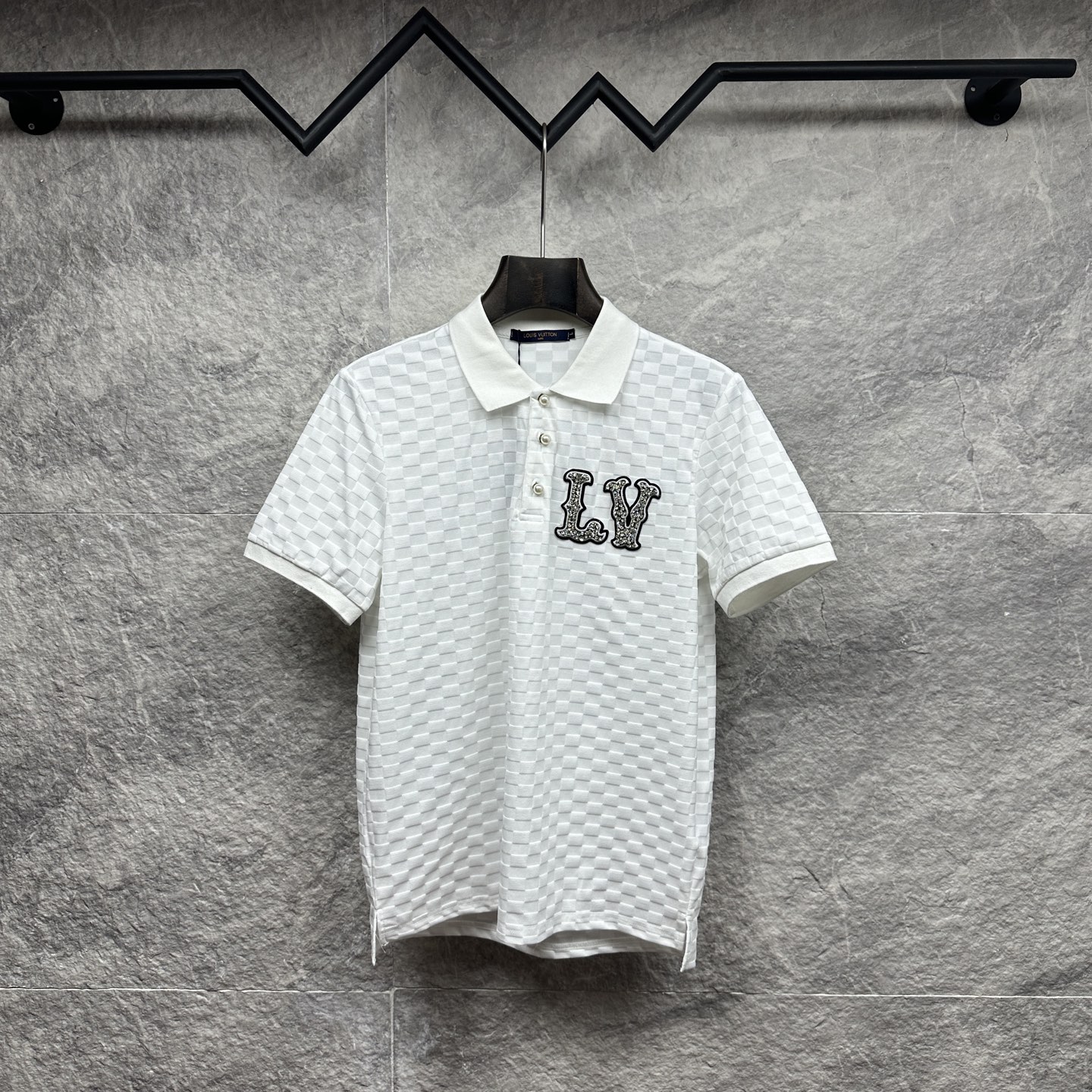P95 Lvjia 2026 polo de nuevo estilo con letras bordadas a cuadros y logotipo de diamante para pareja 💯Hecho de tela de…