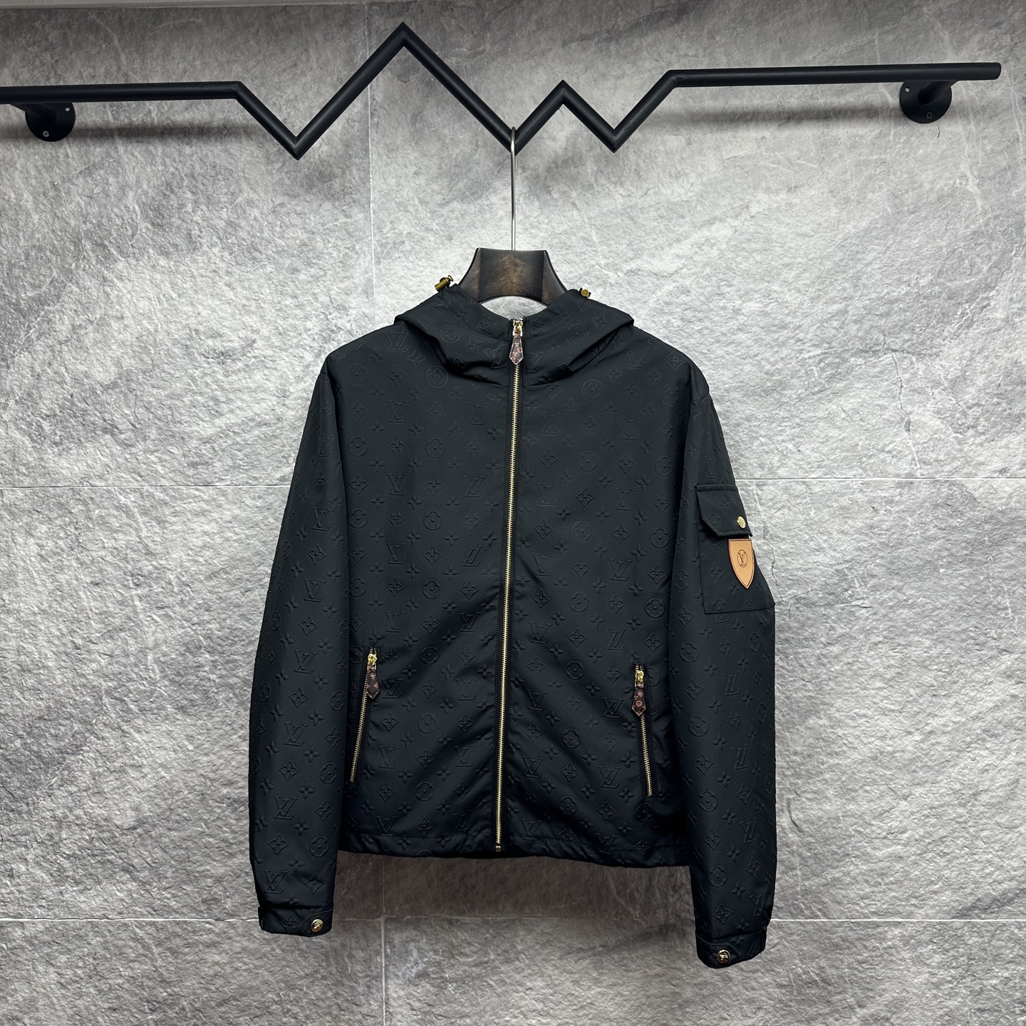 P245 Lujia 2026 Chaqueta con capucha de nuevo estilo para parejas con logotipo de bolsillo en la manga de cuero con est…