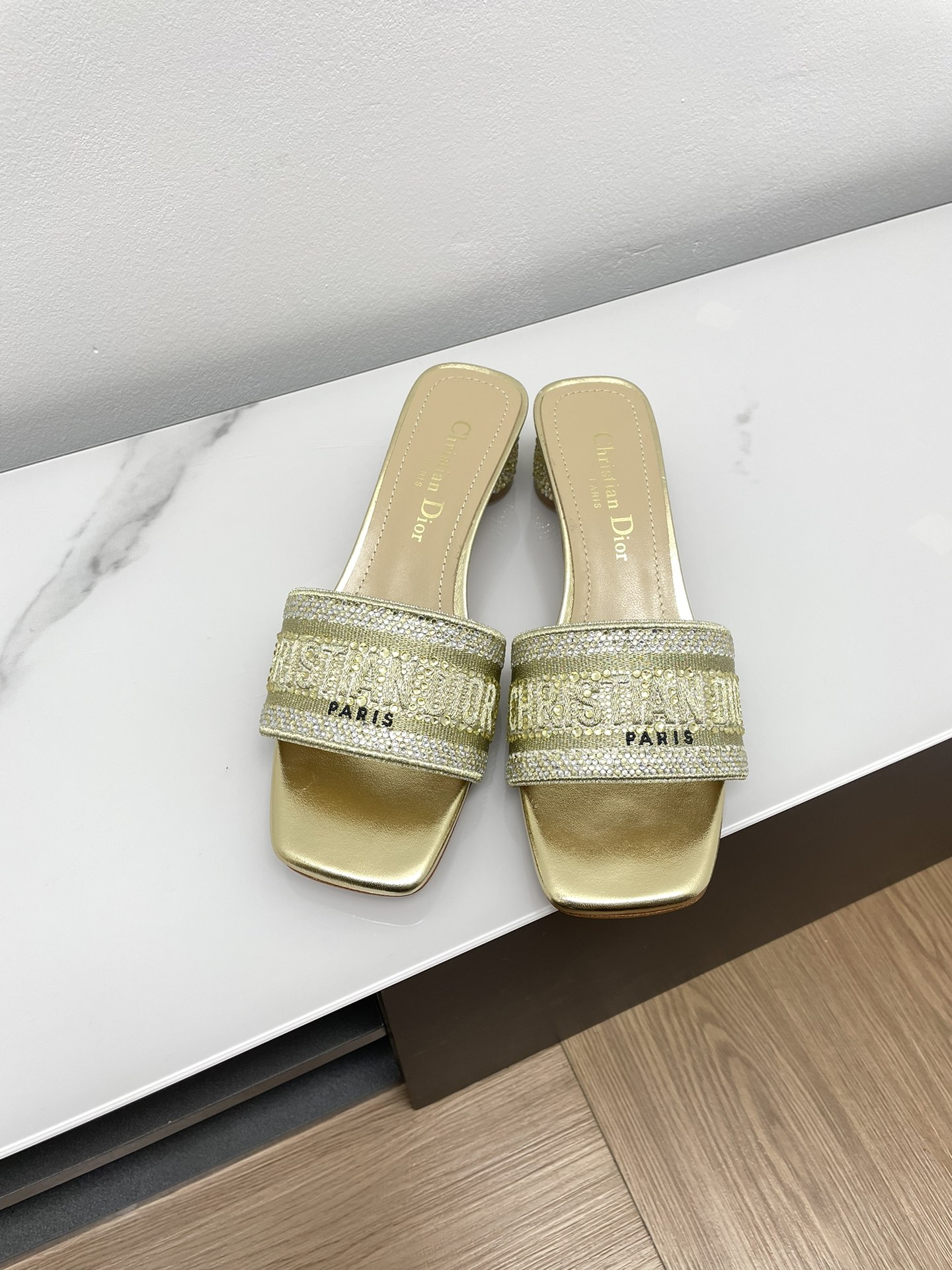 NO:780607,Purchasing agent level (exclusive customized three-dimensional embroidered letter counter outsole is different from the market product) / Dior's new spring and summer letter embroidered slippers. A high-looking holiday slipper that every girl must have in summer. Comfortable on the feet. It makes the legs slimmer and longer. Every color is very beautiful. No pressure to wear. Feiwei Heavy Industry three-dimensional embroidery. The texture is invincible. Sheepskin lining foot pads. The outsole is exclusively customized with Italian genuine leather frosted outsole. Size35-39 (40.41.42 customization is not returnable), slippers, dior, slippers, sheepskin19860909代购级别（独家定制立体刺绣字母专柜大底区别市场货）  / 迪奥春夏新品字母刺绣拖鞋 一款高颜值度假拖 每个女生夏天都必须拥有  上脚舒适 更显瘦显腿长 每个颜色都非常好看 穿搭无压力 飞织重工立体刺绣 质感无敌 內里羊皮垫脚 大底独家定制意大利真皮磨砂大底 Size35-39（40.41.42定制不退换）,拖鞋,dior,slippers,sheepskin,Women's Shoes