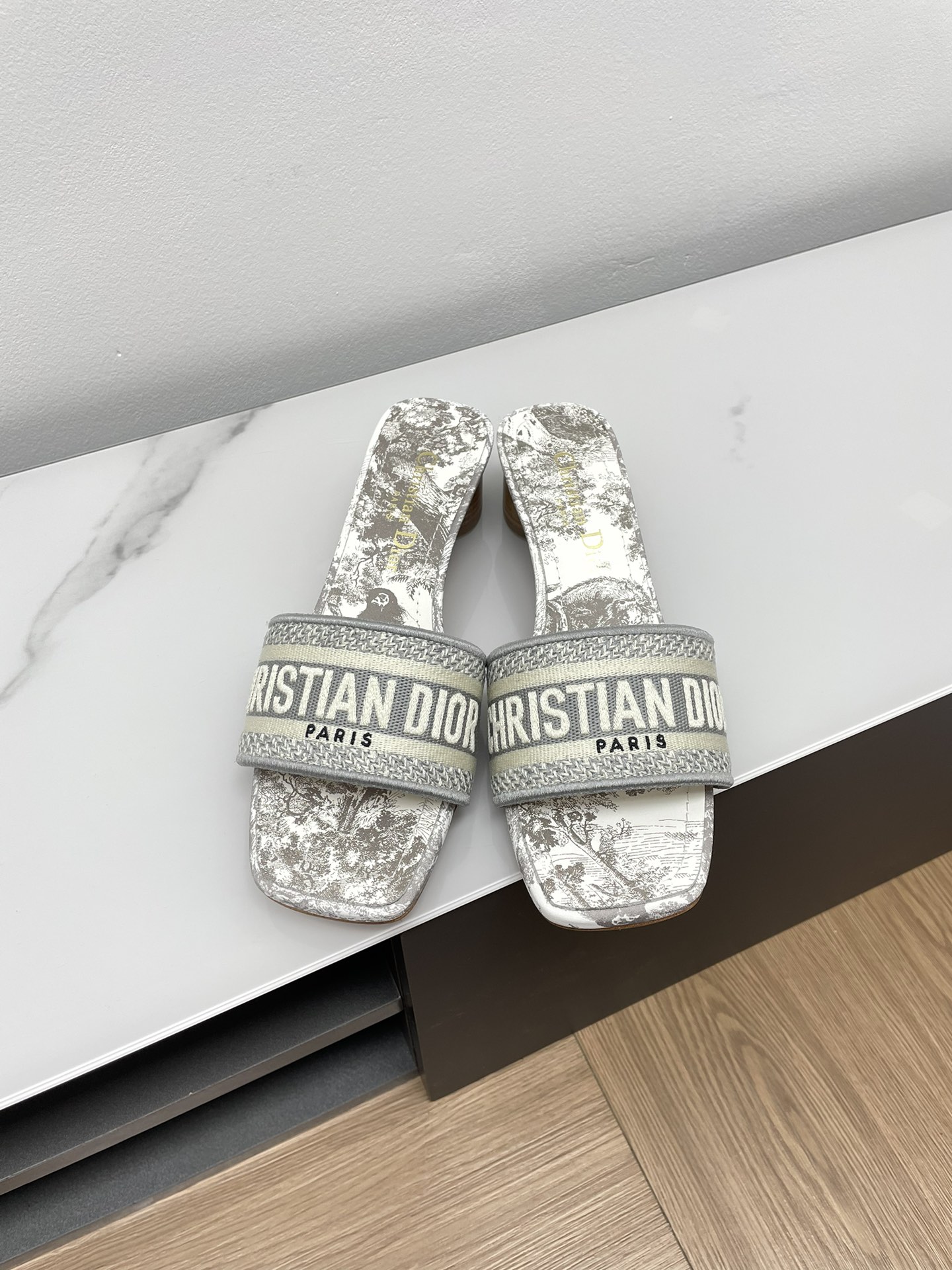 NO:780605,Purchasing agent level (exclusive customized three-dimensional embroidered letter counter outsole is different from the market product) / Dior's new spring and summer letter embroidered slippers. A high-looking holiday slipper that every girl must have in summer. Comfortable on the feet. It makes the legs slimmer and longer. Every color is very beautiful. No pressure to wear. Feiwei Heavy Industry three-dimensional embroidery. The texture is invincible. Sheepskin lining foot pads. The outsole is exclusively customized with Italian genuine leather frosted outsole. Size35-39 (40.41.42 customization is not returnable), slippers, dior, slippers, sheepskin19860909代购级别（独家定制立体刺绣字母专柜大底区别市场货）  / 迪奥春夏新品字母刺绣拖鞋 一款高颜值度假拖 每个女生夏天都必须拥有  上脚舒适 更显瘦显腿长 每个颜色都非常好看 穿搭无压力 飞织重工立体刺绣 质感无敌 內里羊皮垫脚 大底独家定制意大利真皮磨砂大底 Size35-39（40.41.42定制不退换）,拖鞋,dior,slippers,sheepskin,Women's Shoes