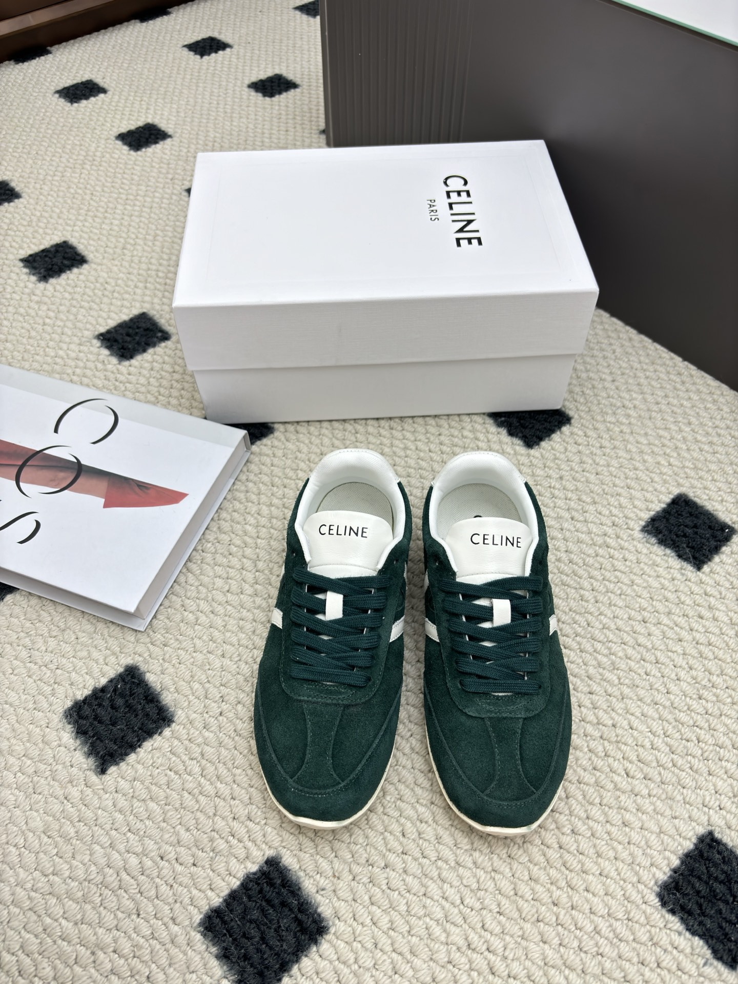 NO:497988,New Celine Celine, Gee-shoe, white shoes, casual sports shoes, matte/cowhide splicing, low-top lace-up sports, whether paired with casual jeans, capable suit pants, or sweet dollar skirts, they can be perfectly adapted. They can easily hold various scenes when commuting and going out for a date~ What's even more amazing is the feeling of the foot, the soft soles, like stepping on a cloud, even if you walk on a day, there is no pressure. Moreover, the shoe shape looks super slim, and can quietly modify the foot shape, and it is really hard not to love it!  Size 35-41 (40, 41 custom made without return or exchange), casual shoes/sports shoes, celine, celine, sneakers, skirts, jeans, business suit, cowhide19860909新款赛琳Celine 德训鞋小白鞋 休闲运动鞋 磨砂皮/牛皮拼接 低帮系带运动,不管是搭配休闲牛仔裤、干练西装裤,还是甜美元气小裙子,都能完美适配,日常通勤、出门约会轻松hold住各种场景～ 更绝的是脚感,软乎乎的鞋底,就像踩在云朵上,就算暴走一天也毫无压力.而且鞋型超显瘦,还能悄悄修饰脚型,轻松get大长腿,真的很难不爱！ 码数35-41（40、41定做不退换）,休闲鞋/运动鞋,celine,celine,sneakers,skirts,jeans,business suit,cowhide,Women's Shoes