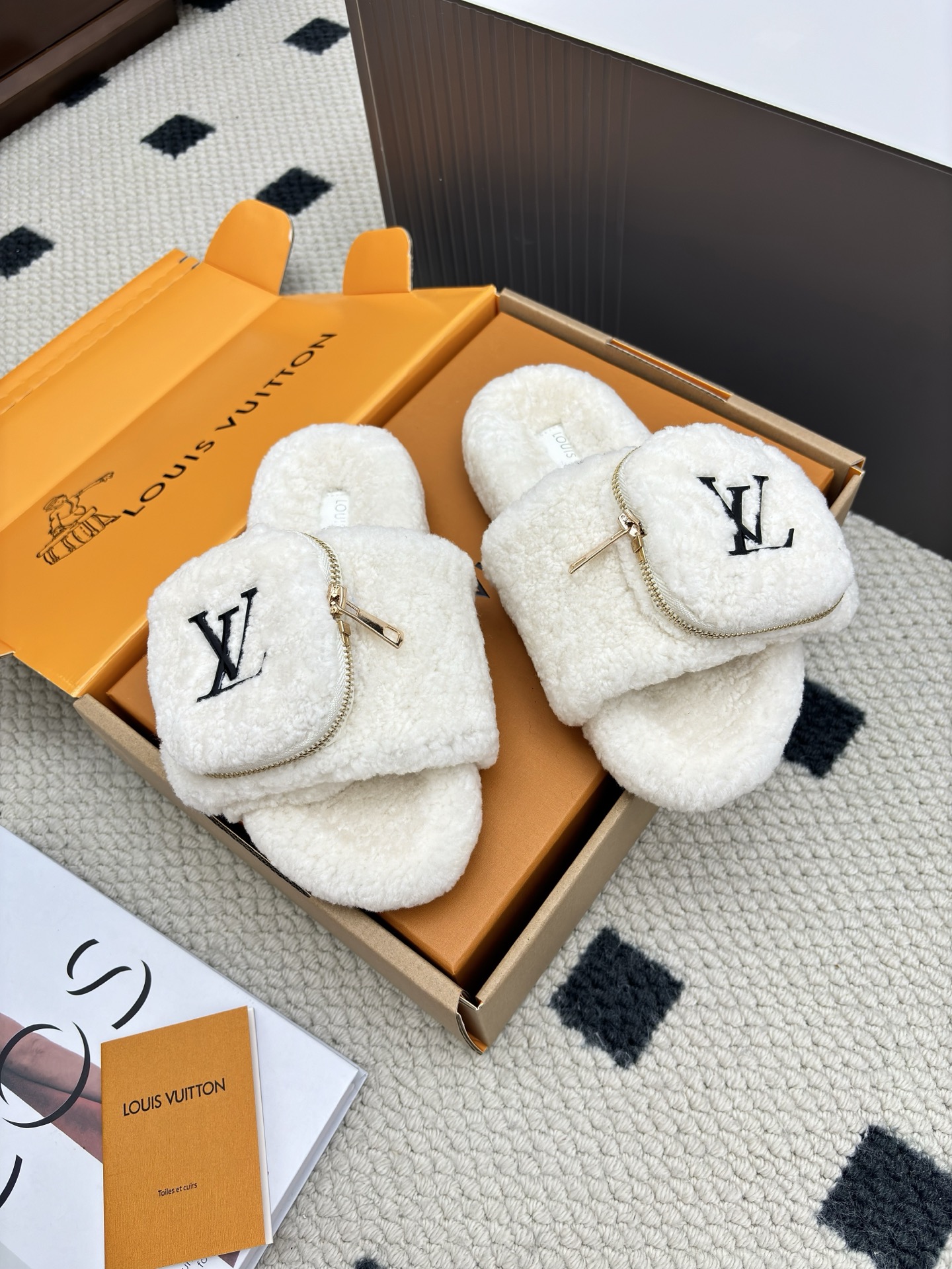NO:497974,Full set of aircraft boxes, purchasing grade Louis vuitton 2025 new bag wool slippers, unique design is more fashionable! Top quality pure fur is made of straight fur! It feels super warm, and it feels like stepping on the clouds. It is a classic LV decoration, exquisite and high-end! The luxury and high-end hand-sewn diamonds have made the price of this pair of hairs increase sharply! The sole is an original molded EVA foamed and non-slip sole, which is very easy to wear and does not slip. Moreover, the sole has a certain thickness and excellent comfort! Upper: Original Australian wool Lift: Australian wool Floor: Australian wool Outsole: Rubber outsole Size: 35-39 (40 41 custom made without return or exchange), fur shoes and slippers, louis vuitton, louis vuitton, slippers19860909全套飞机盒 代购级 Louis vuitton 2025新款包包款羊毛拖鞋,独特设计更加时尚！ 頂级品质纯皮毛一体直毛打造！超温暖的感觉,穿上仿佛踩在云朵上LV经典老花装饰,精致高级！手工缝钻奢华高端让这双毛拖身价陡增！鞋底是原版开模的EVA发泡防滑大底,非常好穿不打滑,而且鞋底有一定厚度,舒适度极佳！ 鞋面:原版澳洲羊毛 内里:澳洲羊毛 垫脚:澳洲羊毛 大底:橡胶大底 码数:35-39（40 41定做不退换）,毛毛鞋拖鞋,louis vuitton,louis vuitton,slippers,Women's Shoes