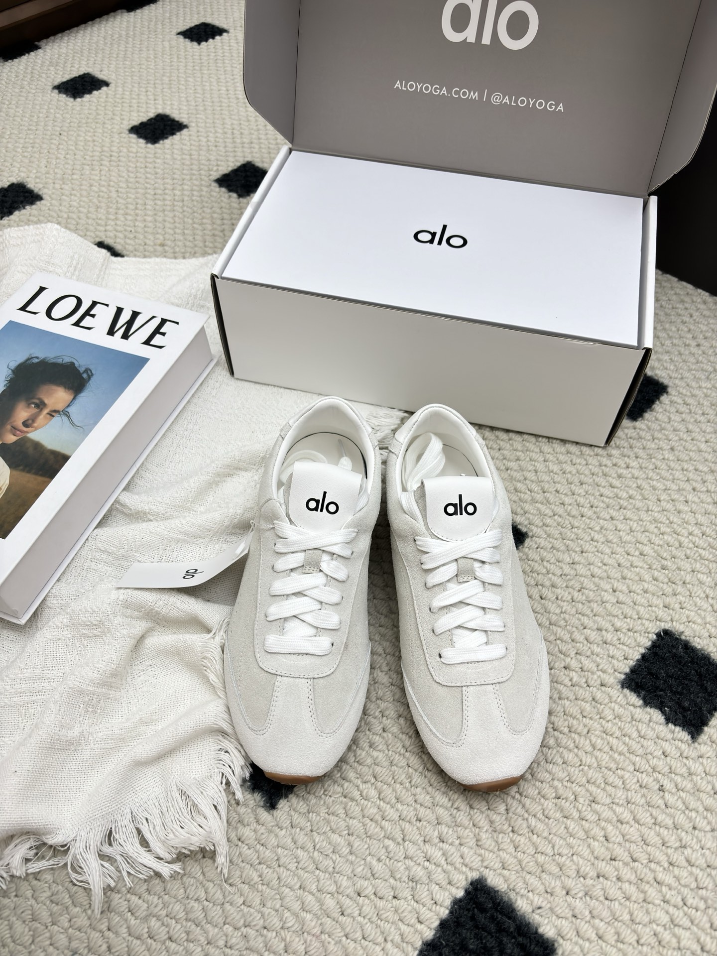 NO:544017,Couple model, full set of aircraft box packaging, men's 10, top version Alo Yoga latest hit Sunset series, casual sports shoes, old-fashioned style, lace-up, Forrest Gump shoes, German training shoes, original purchase and development, making products, this Sunset sports shoes understands girls better than Nike!  Super versatile!  And super comfortable!  Very lightweight!  It looks better when putting on socks!  The upper foot is taller and makes the legs look thinner. The fabric is made of original imported imported cowhide. Outsole: Original customized non-slip rubber sole. Size35-45 (for women 40, men 45, customized for non-return and exchange), casual shoes/sports shoes, sneakers, cowhide19860909情侣款 全套飞机盒包装, 男10,顶级版本 Alo Yoga 最新爆款Sunset系列 休闲 运动鞋 老钱风 系带 阿甘鞋 德训鞋 原版购入开发 做货 这款Sunset 运动鞋 比耐克更懂女生！上脚超级百搭！而且超级舒适！非常轻便！套上袜套搭配更好看！上脚增高显腿细 面料采用原版进口进口头层牛皮 大底: 原版定制防滑橡胶大底 Size35-45（女40、男45 定做不退换）,休闲鞋/运动鞋,sneakers,cowhide,Women's Shoes