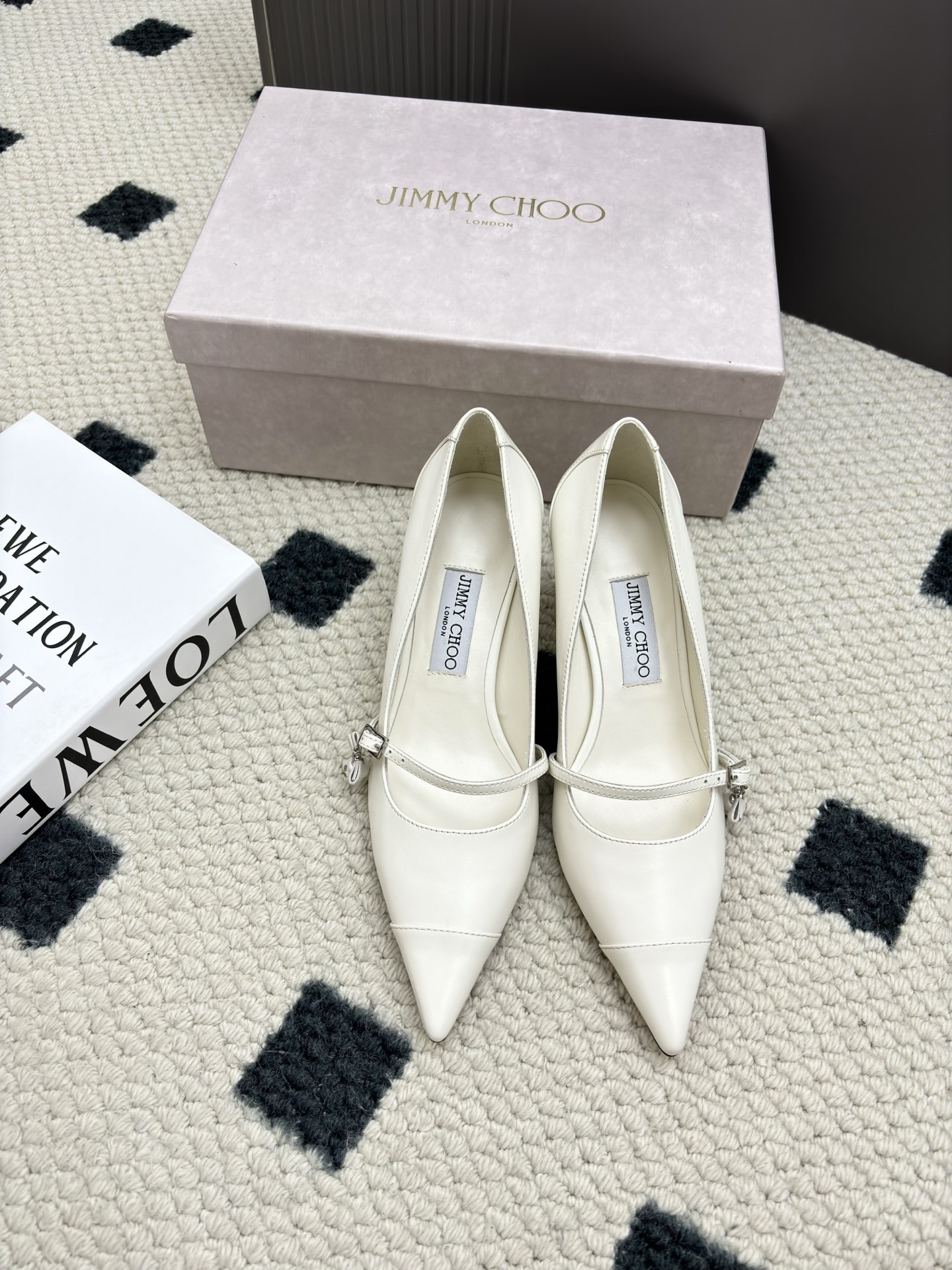 NO:544020,Top version JimmyCho* Jimmy Week 25s early spring hot product pointed pearl high heels, this is so fairy, as beautiful as an artwork, it is very vivid and gentle, very fairy, the finishing touch of pearl pendant matching horseshoe heel design, neat and fashionable material imported cowhide inner sheepskin inner footbed heel height 6.5Cm outsole imported from Italy Size: 35-41 (35.40.41 custom-made, no return or replacement), high heels, jimmy choo, jimmy choo, high heels, cowhide, sheepskin19860909顶级版本 JimmyCho*吉米周25s早春爆品尖头珍珠高跟鞋,这也太仙了叭,像艺术品一样美到窒息的很生动形象,很温柔很仙女,珍珠吊饰搭配的点睛之笔 马蹄跟设计,利落且时尚 材质进口对版牛皮 内里羊皮内里垫脚 跟高6.5Cm 大底意大利进口真皮底 码数:35-41（35.40.41定制不退不换）,高跟鞋单鞋,jimmy choo,jimmy choo,high heels,cowhide,sheepskin,Women's Shoes