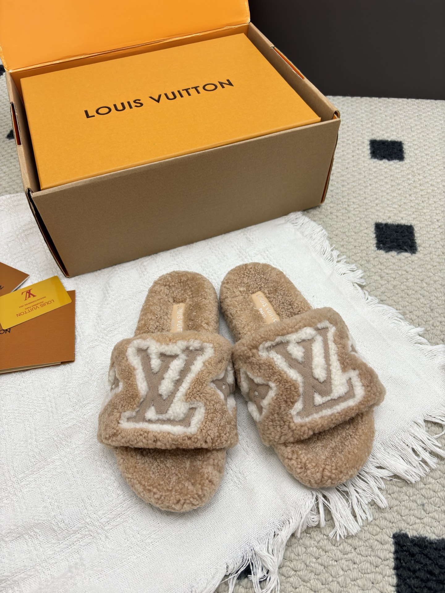 NO:558794,Top version purchasing agent Louis Vuitton 2025 new wool slippers, top quality pure fur made of straight hair! Super warm feeling, wearing it feels like stepping on clouds. LV classic presbyopia decoration, exquisite and high-end! The luxurious and high-end hand-stitched diamonds make this pair of fur flip flops so valuable! The sole is an original molded EVA foam anti-slip outsole, which is very easy to wear and does not slip. The sole has a certain thickness and is extremely comfortable! Upper: original Australian wool, lining: Australian wool, feet: Australian wool, outsole: rubber outsole, size: 35-39 (40 41 customized, non-refundable), fur shoes and slippers, louis vuitton, louis vuitton, slippers19860909顶级版本 代购级 Louis vuitton 2025新款羊毛拖鞋 頂级品质纯皮毛一体直毛打造！超温暖的感觉,穿上仿佛踩在云朵上LV经典老花装饰,精致高级！手工缝钻奢华高端让这双毛拖身价陡增！鞋底是原版开模的EVA发泡防滑大底,非常好穿不打滑,而且鞋底有一定厚度,舒适度极佳！ 鞋面:原版澳洲羊毛 内里:澳洲羊毛 垫脚:澳洲羊毛 大底:橡胶大底 码数:35-39（40 41定做不退换）,毛毛鞋拖鞋,louis vuitton,louis vuitton,slippers,Women's Shoes