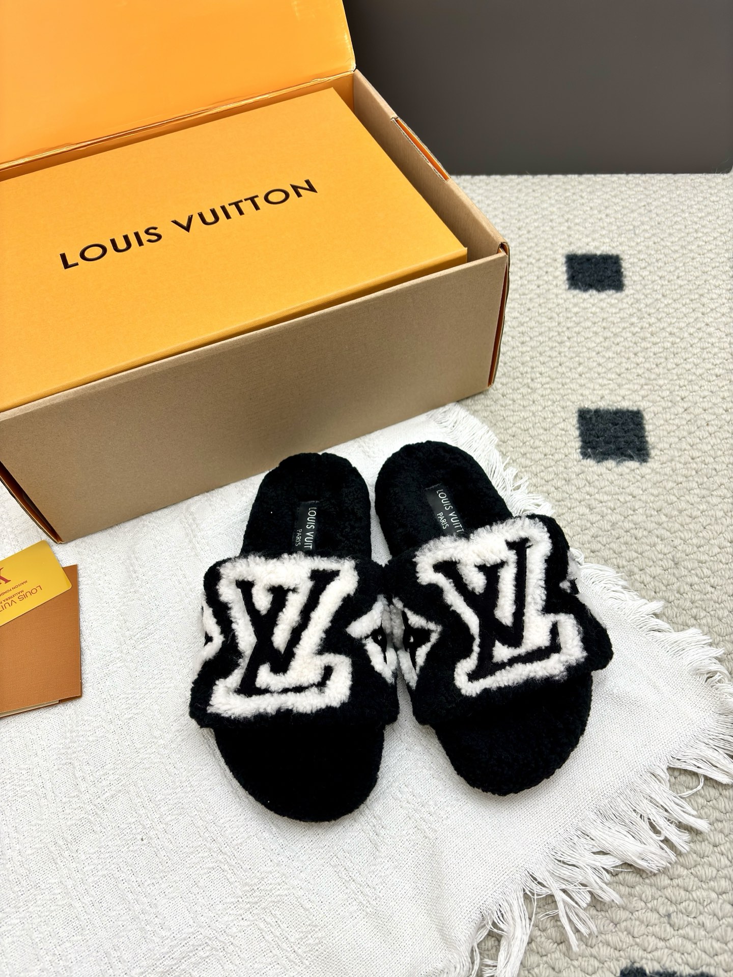 NO:544023,Top version purchasing agent Louis Vuitton 2025 new wool slippers, top quality pure fur made of straight hair! Super warm feeling, wearing it feels like stepping on clouds. LV classic presbyopia decoration, exquisite and high-end! The luxurious and high-end hand-stitched diamonds make this pair of fur flip flops so valuable! The sole is an original molded EVA foam anti-slip outsole, which is very easy to wear and does not slip. The sole has a certain thickness and is extremely comfortable! Upper: original Australian wool, lining: Australian wool, feet: Australian wool, outsole: rubber outsole, size: 35-39 (40 41 customized, non-refundable), fur shoes and slippers, louis vuitton, louis vuitton, slippers19860909顶级版本 代购级 Louis vuitton 2025新款羊毛拖鞋 頂级品质纯皮毛一体直毛打造！超温暖的感觉,穿上仿佛踩在云朵上LV经典老花装饰,精致高级！手工缝钻奢华高端让这双毛拖身价陡增！鞋底是原版开模的EVA发泡防滑大底,非常好穿不打滑,而且鞋底有一定厚度,舒适度极佳！ 鞋面:原版澳洲羊毛 内里:澳洲羊毛 垫脚:澳洲羊毛 大底:橡胶大底 码数:35-39（40 41定做不退换）,毛毛鞋拖鞋,louis vuitton,louis vuitton,slippers,Women's Shoes