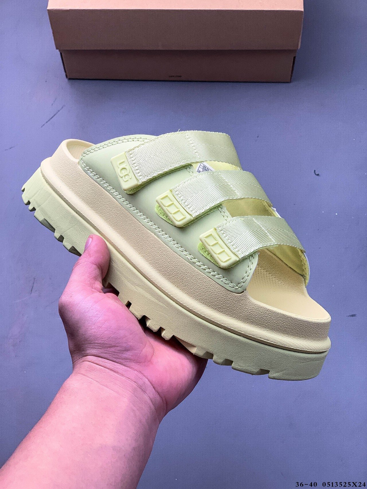 Recoge fotos UGG GOLDENG LOW Slide, las nuevas sandalias de moda con velcro de suela gruesa, cómodas e informales de ve…