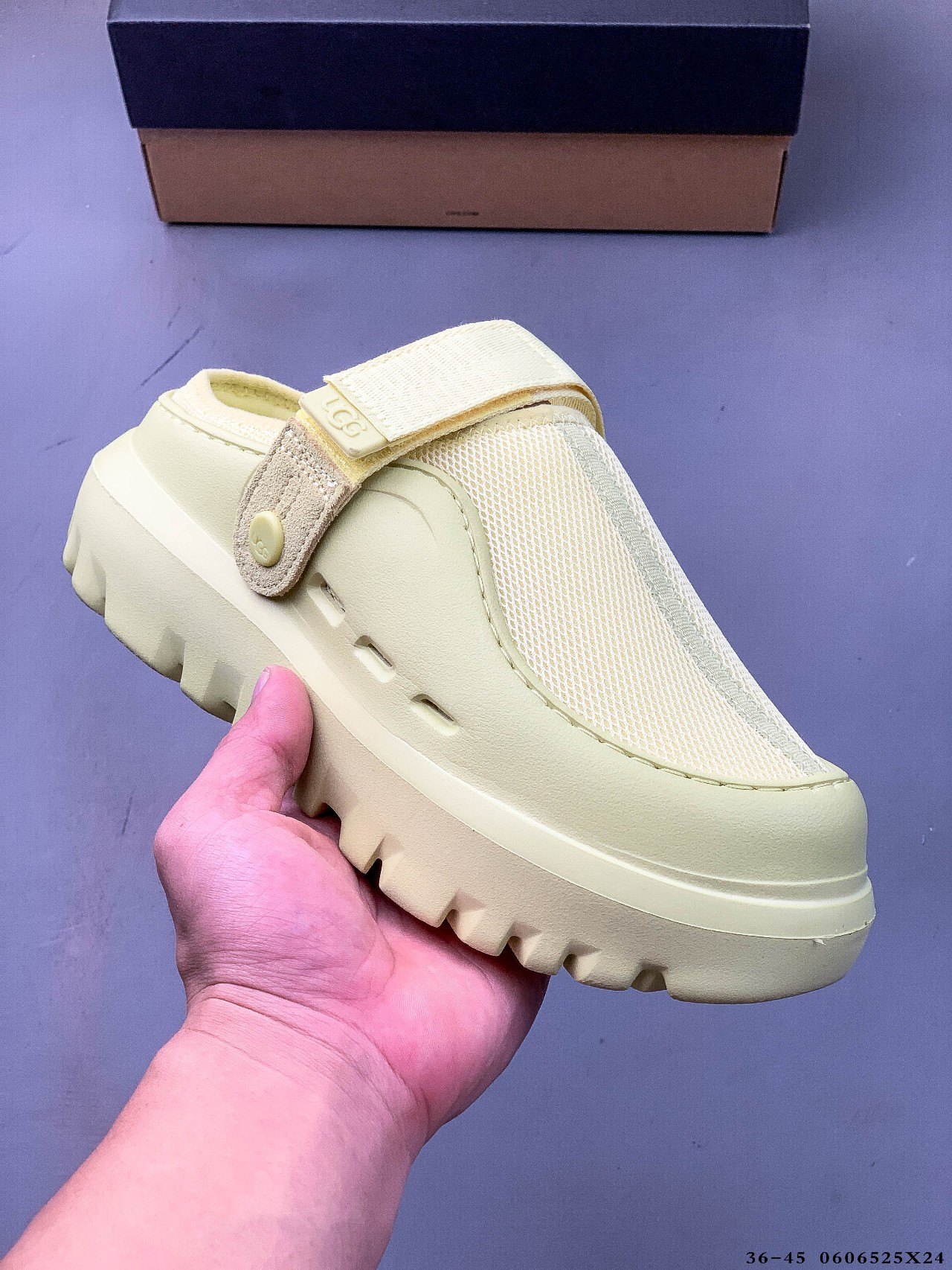Sandalias UGG, sandalias de una sola pieza modernas y versátiles, zapatos de playa, zapatillas sin cordones. El moderno…