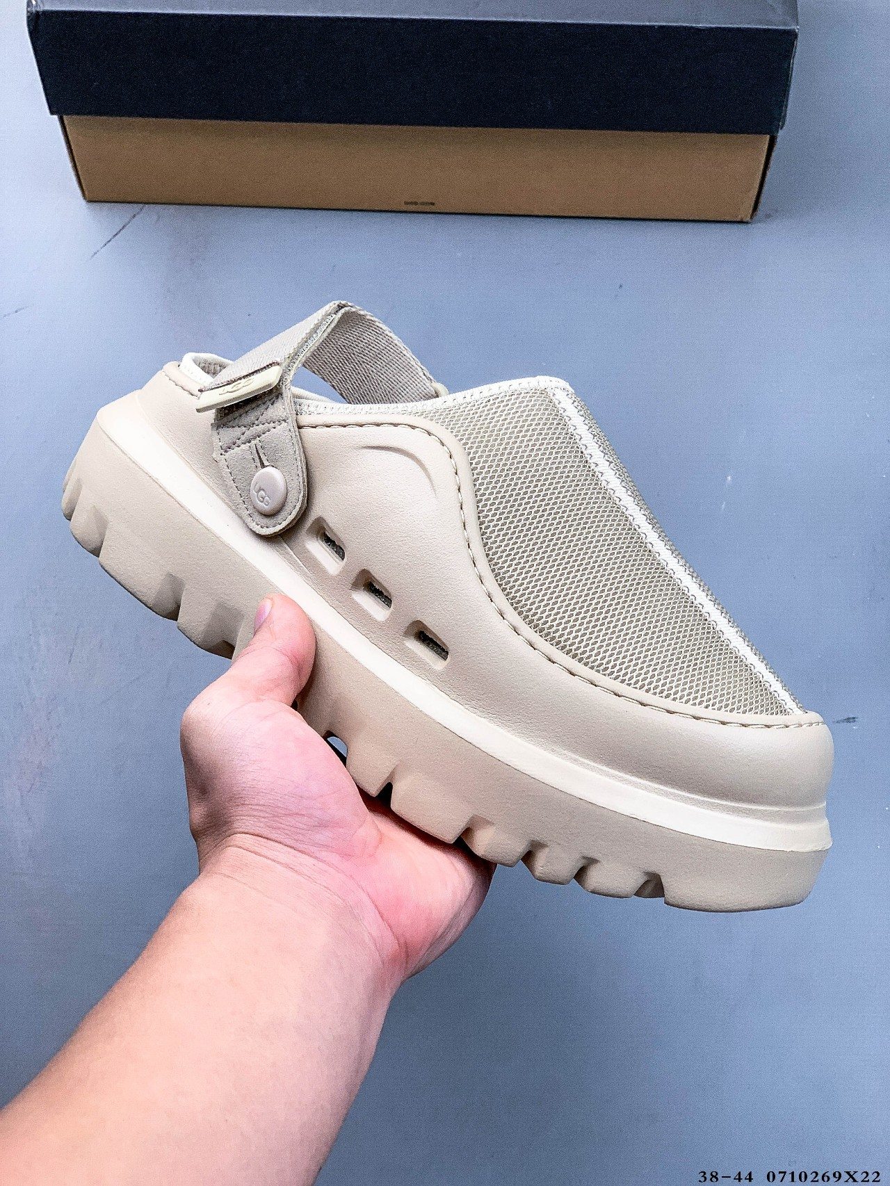 Sandalias UGG, sandalias de una sola pieza modernas y versátiles, zapatos de playa, zapatillas sin cordones. El moderno…
