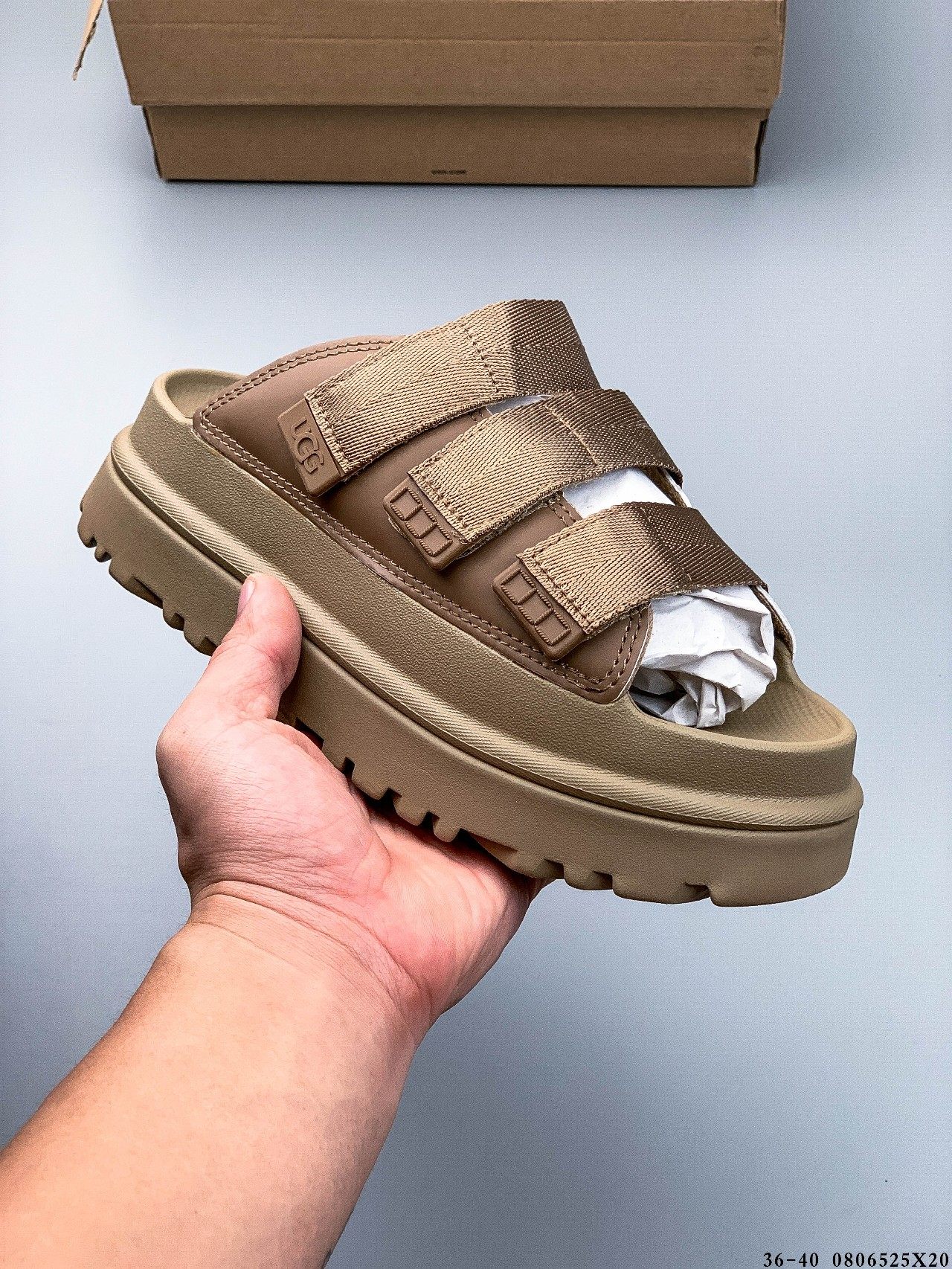 Recoge fotos UGG GOLDENG LOW Slide, las nuevas sandalias de moda con velcro de suela gruesa, cómodas e inform…