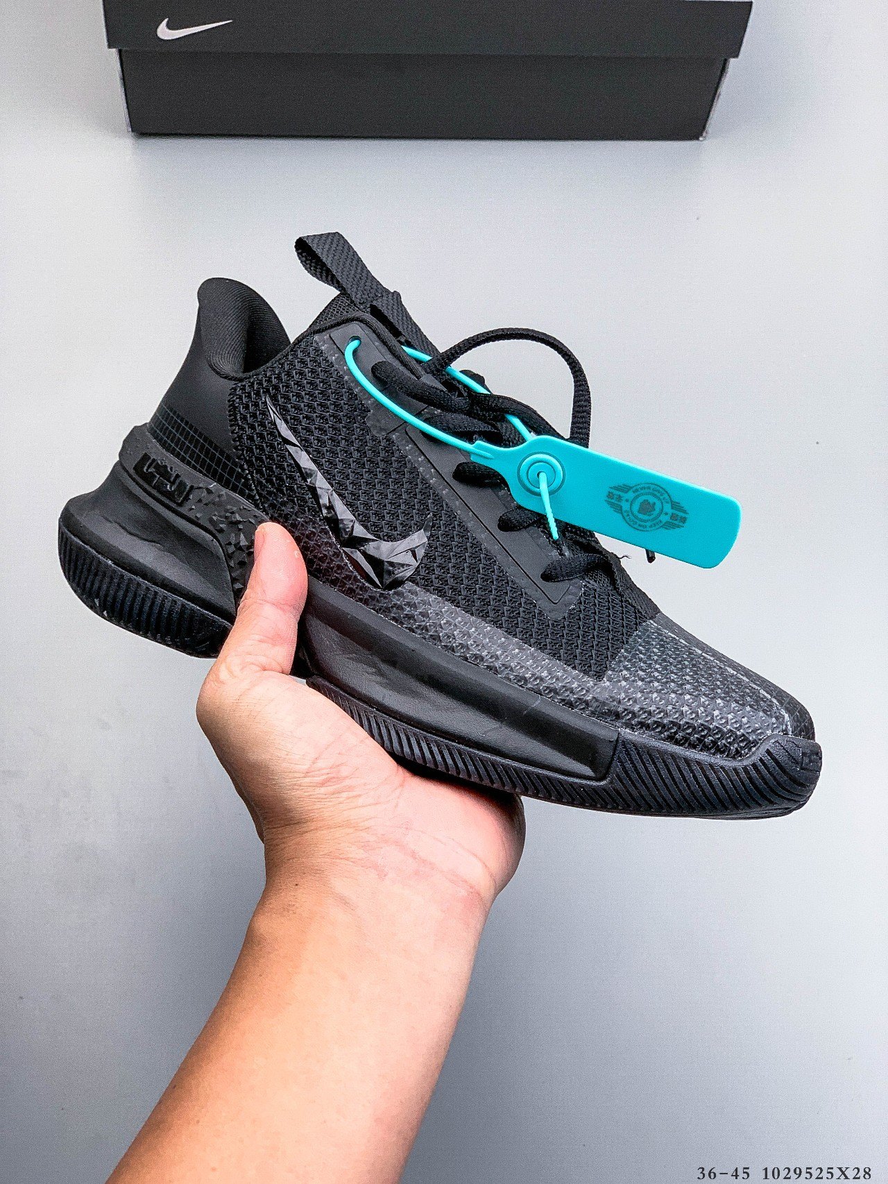 💰140
Nike Ambassador 13 詹姆斯使节13代 
低帮造型，采用了前后分掌设计，中足到后跟位置有一大块tpu外露，面积非常可观。。鞋头处有一块网格状的热熔补强，防止脚指头被撞。鞋头到鞋舌顶部，还有一条白色的提绳，这个算是近几代使节标志性的设计。
Size：36-45