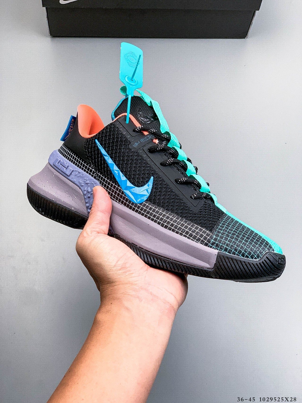 💰140
Nike Ambassador 13 詹姆斯使节13代 
低帮造型，采用了前后分掌设计，中足到后跟位置有一大块tpu外露，面积非常可观。。鞋头处有一块网格状的热熔补强，防止脚指头被撞。鞋头到鞋舌顶部，还有一条白色的提绳，这个算是近几代使节标志性的设计。
Size：36-45