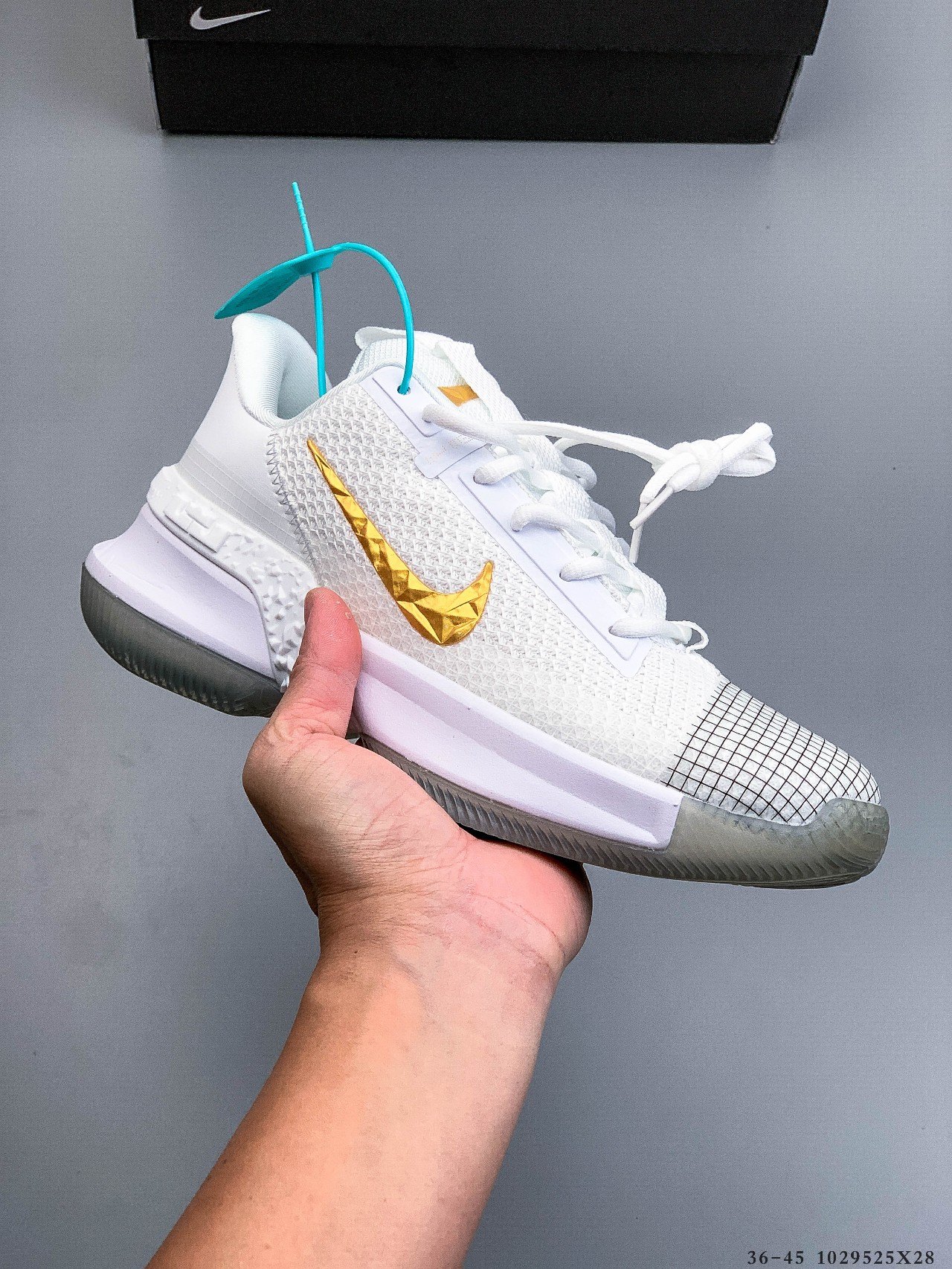 💰140
Nike Ambassador 13 詹姆斯使节13代 
低帮造型，采用了前后分掌设计，中足到后跟位置有一大块tpu外露，面积非常可观。。鞋头处有一块网格状的热熔补强，防止脚指头被撞。鞋头到鞋舌顶部，还有一条白色的提绳，这个算是近几代使节标志性的设计。
Size：36-45