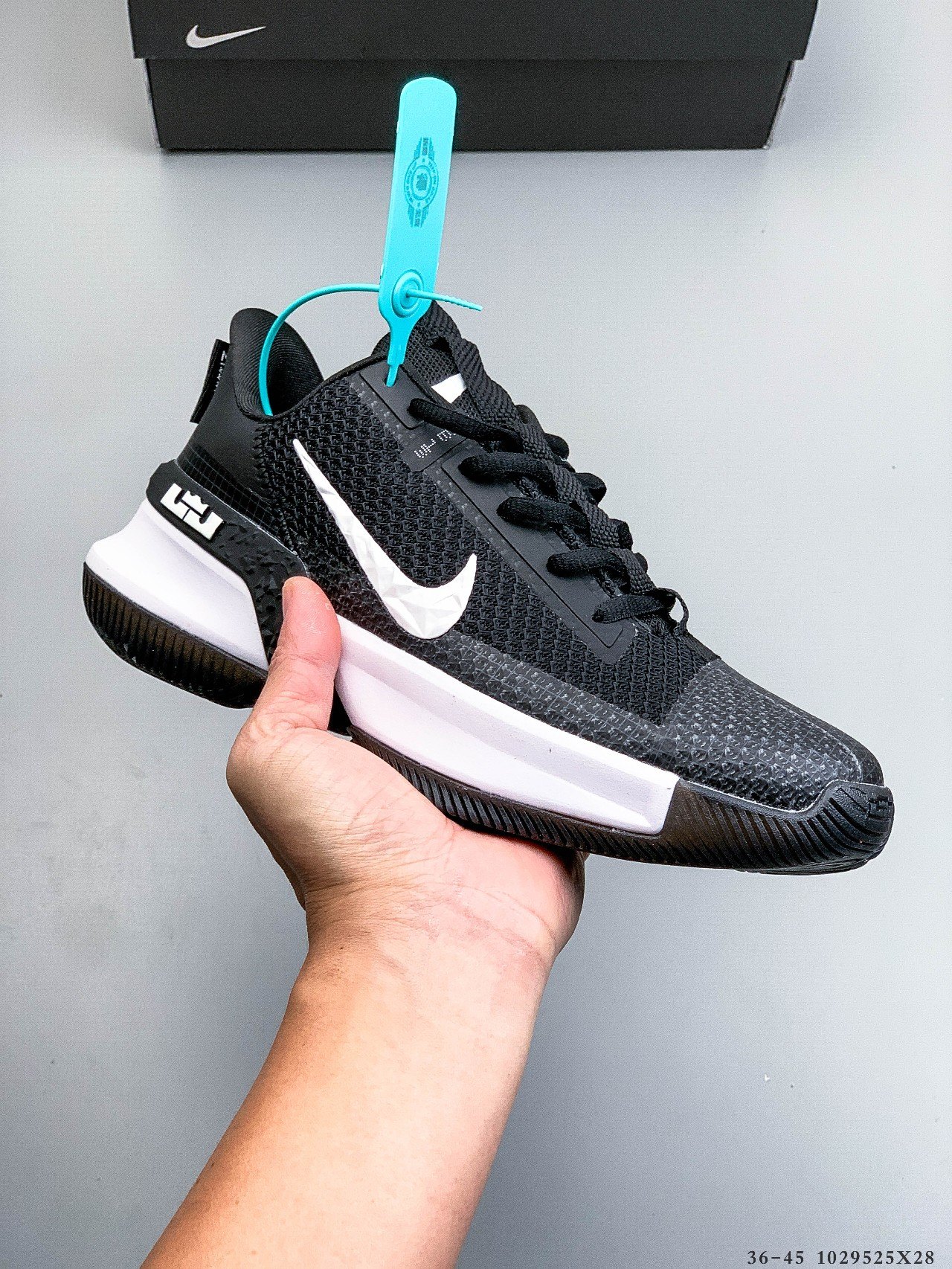 💰140
Nike Ambassador 13 詹姆斯使节13代 
低帮造型，采用了前后分掌设计，中足到后跟位置有一大块tpu外露，面积非常可观。。鞋头处有一块网格状的热熔补强，防止脚指头被撞。鞋头到鞋舌顶部，还有一条白色的提绳，这个算是近几代使节标志性的设计。
Size：36-45