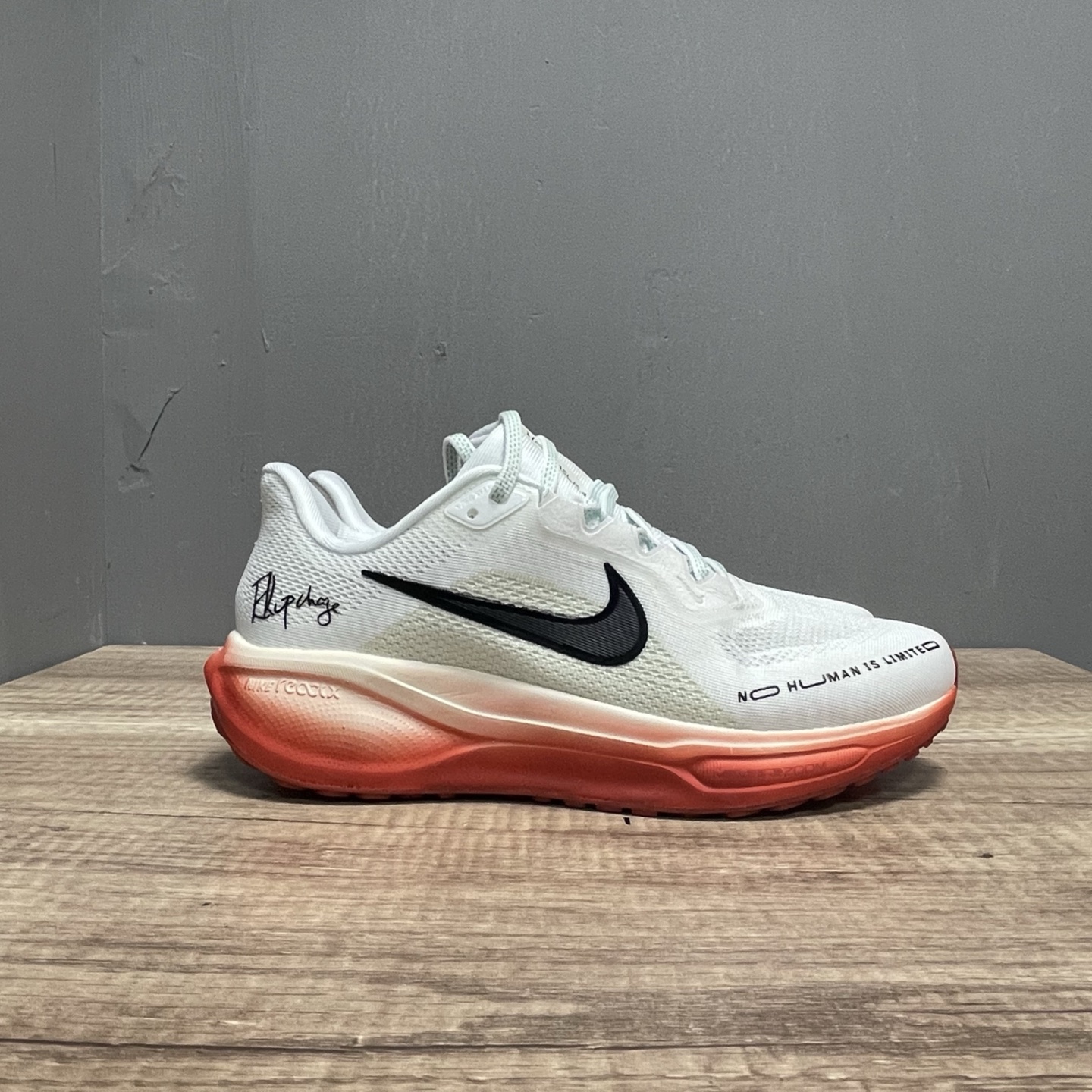 NO:271333,Spot Nike Air Zoom Peqasus 41 Moon Landing Running Shoes The 41-generation ultra-light mesh running shoes creates excellent comfort in the heel area, and on the sole, it is equipped with a full-palm ZOOM AIR configuration Nike mesh breathable running shoes Size: 36 37 38 39 40 41 42 43 44 45,19860909档口现货 Nike Air Zoom Peqasus 41登月跑鞋 登月41代超轻网面跑步鞋脚跟区域营造出色舒适度,而在鞋底部分,搭载全掌型ZOOM AIR配置耐克网面透气跑鞋 尺码:36 37 38 39 40 41 42 43 44 45,,Men's shoes