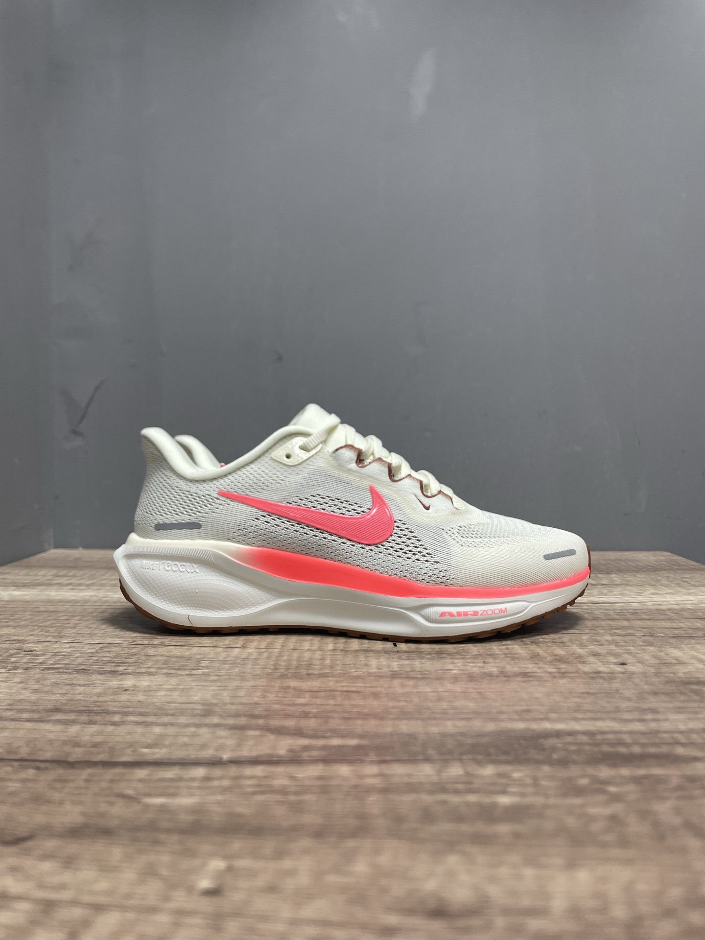 NO:271335,Spot Nike Air Zoom Peqasus 41 Moon Running Shoes The 41-generation ultra-light mesh running shoes creates excellent comfort in the heel area of ​​the shoe sole, and the full-palm ZOOM AIR configuration Nike mesh breathable running shoes Size: 36 37 38 39 40,19860909档口现货 Nike Air Zoom Peqasus 41登月跑鞋 登月41代超轻网面跑步鞋脚跟区域营造出色舒适度,而在鞋底部分,搭载全掌型ZOOM AIR配置耐克网面透气跑鞋 尺码:36 37 38 39 40,,Men's shoes