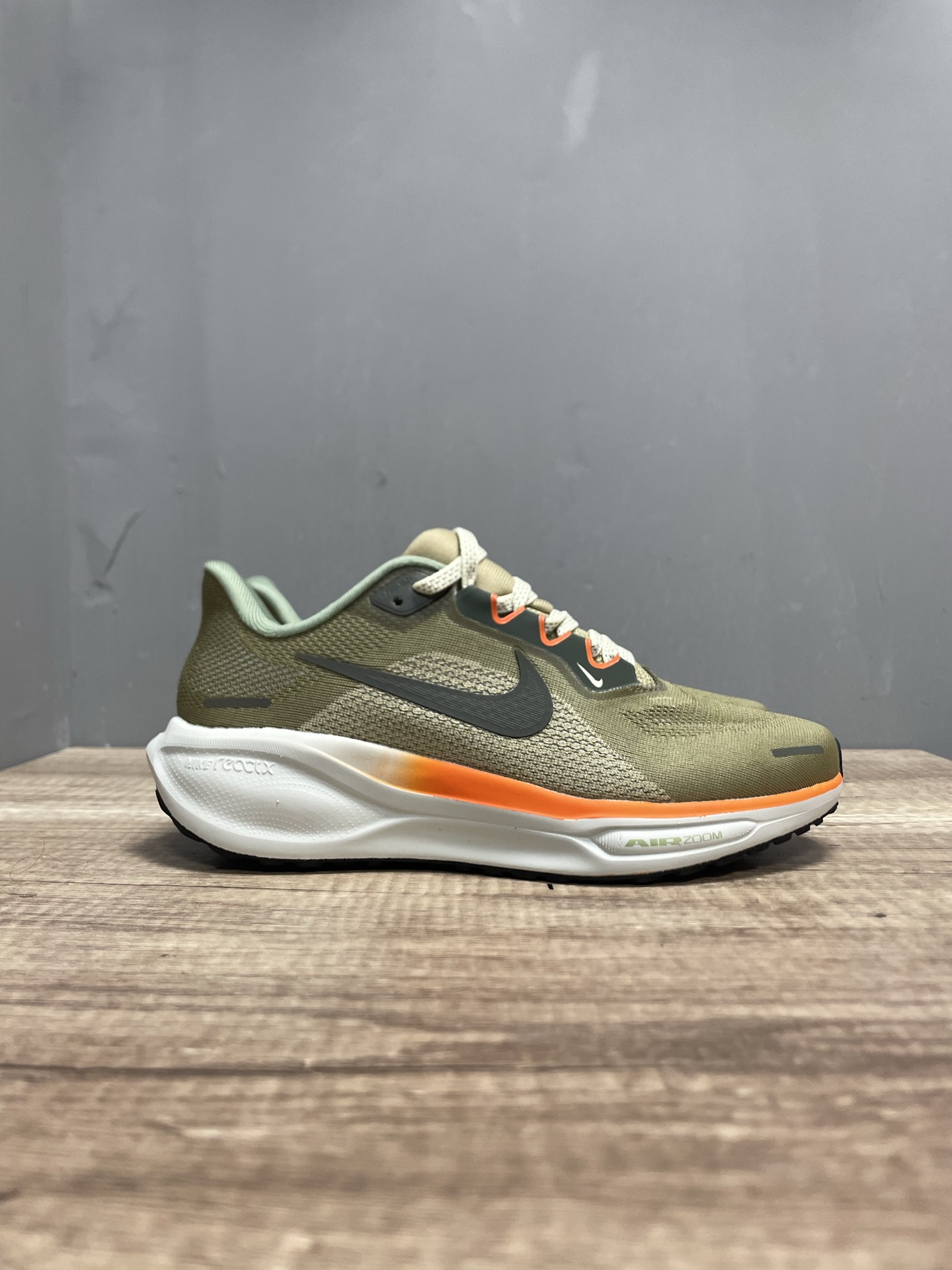 NO:271338,Spot Nike Air Zoom Peqasus 41 Moon Landing Running Shoes The 41-generation ultra-light mesh running shoes creates excellent comfort in the heel area, and on the sole, it is equipped with a full-palm ZOOM AIR configuration Nike mesh breathable running shoes Size: 39 40 41 42 43 44 45,19860909档口现货 Nike Air Zoom Peqasus 41登月跑鞋 登月41代超轻网面跑步鞋脚跟区域营造出色舒适度,而在鞋底部分,搭载全掌型ZOOM AIR配置耐克网面透气跑鞋 尺码: 39 40 41 42 43 44 45,,Men's shoes