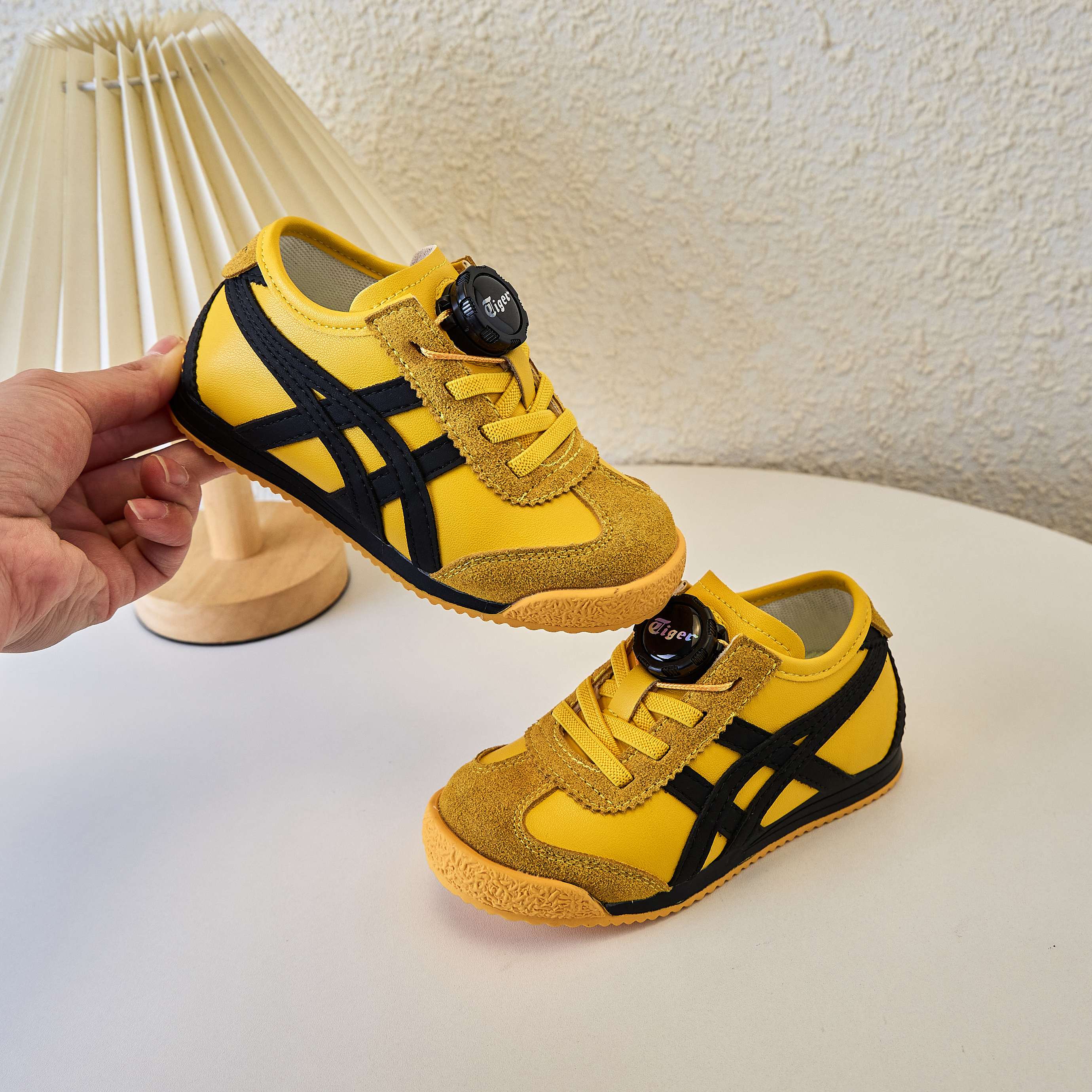 🍒鬼虎Tiger MEXICO 66旋转扣童鞋🍎💲 🚗 Tiger鬼虎MEXICO 66最火爆的网红款儿童休闲复古风休闲运动鞋🛵 💝鬼虎旋转扣阿甘鞋经典百搭男女童软底跑步鞋炸街Tiger一脚蹬童鞋💖 💘经典鬼冢虎板鞋李小龙一脚蹬轻便童鞋Tiger男女儿童旋转扣休闲鞋❤️ 颜色： 白兰红，黑黄，米藏青 号码：26-37码-选品中心