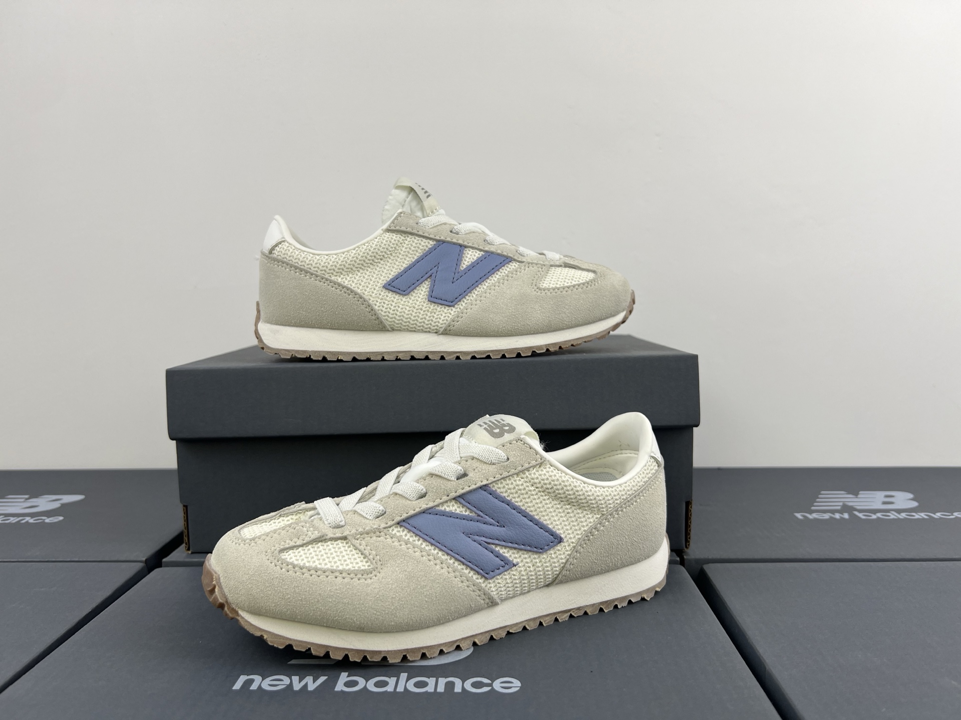 图片[7]-NB471 儿童松紧带运动休闲鞋💲 轻便透气耐磨户外徒步鞋，搭配松紧带闭合方式，提供出色的穿脱便捷性及轻薄的舒适性。 颜色： 白灰，米灰，米黑，米黄，黑月，黄粉，米粉，米蓝，黑白 尺码：25-37码-选品中心