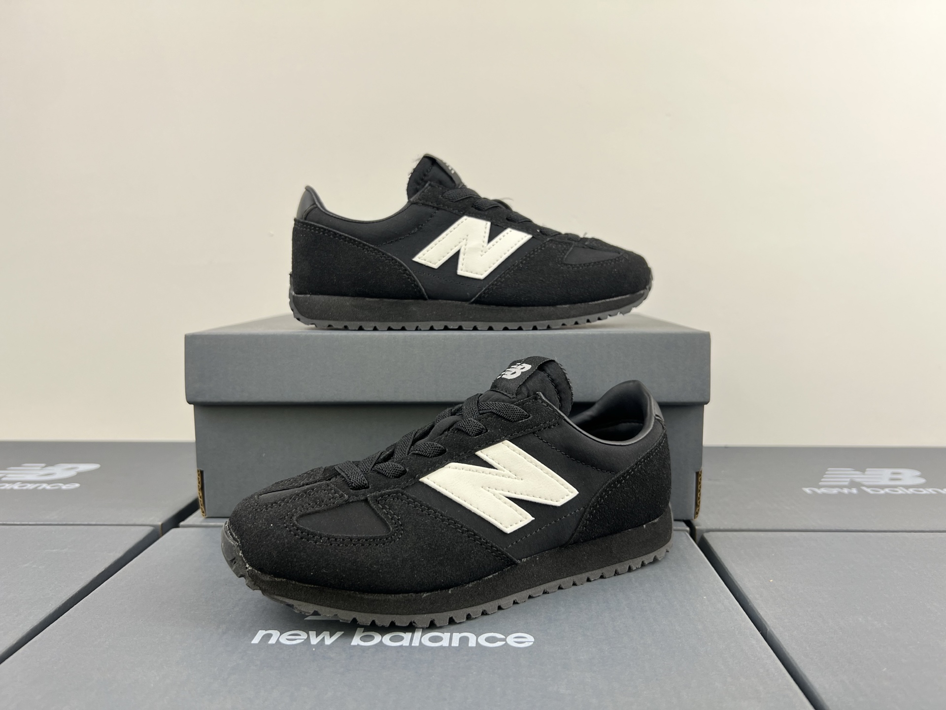 图片[6]-NB471 儿童松紧带运动休闲鞋💲 轻便透气耐磨户外徒步鞋，搭配松紧带闭合方式，提供出色的穿脱便捷性及轻薄的舒适性。 颜色： 白灰，米灰，米黑，米黄，黑月，黄粉，米粉，米蓝，黑白 尺码：25-37码-选品中心