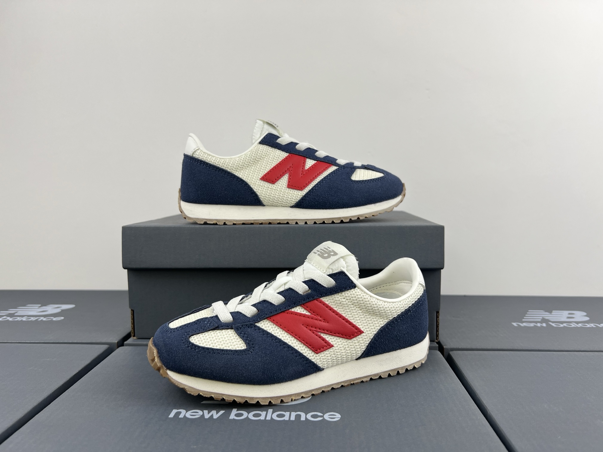 NB471 儿童松紧带运动休闲鞋💲 轻便透气耐磨户外徒步鞋，搭配松紧带闭合方式，提供出色的穿脱便捷性及轻薄的舒适性。 颜色： 白灰，米灰，米黑，米黄，黑月，黄粉，米粉，米蓝，黑白 尺码：25-37码-选品中心