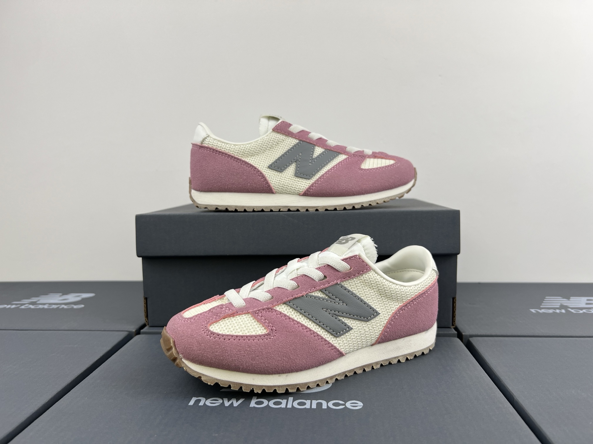 图片[3]-NB471 儿童松紧带运动休闲鞋💲 轻便透气耐磨户外徒步鞋，搭配松紧带闭合方式，提供出色的穿脱便捷性及轻薄的舒适性。 颜色： 白灰，米灰，米黑，米黄，黑月，黄粉，米粉，米蓝，黑白 尺码：25-37码-选品中心