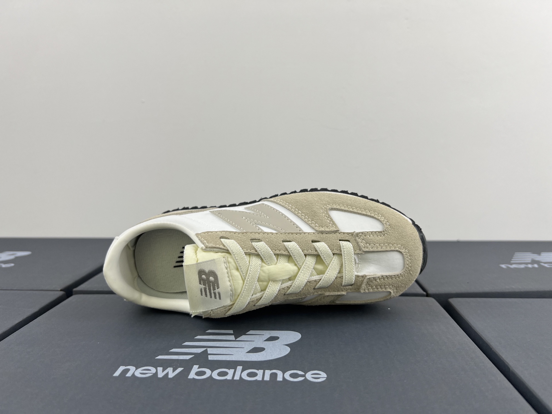 图片[7]-NB471 儿童松紧带运动休闲鞋💲 轻便透气耐磨户外徒步鞋，搭配松紧带闭合方式，提供出色的穿脱便捷性及轻薄的舒适性。 颜色： 白灰，米灰，米黑，米黄，黑月，黄粉，米粉，米蓝，黑白 尺码：25-37码-选品中心