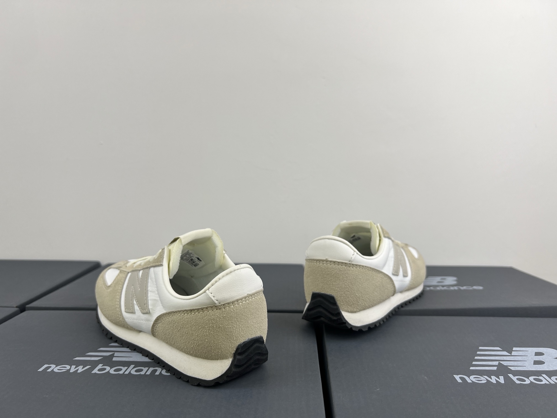 图片[5]-NB471 儿童松紧带运动休闲鞋💲 轻便透气耐磨户外徒步鞋，搭配松紧带闭合方式，提供出色的穿脱便捷性及轻薄的舒适性。 颜色： 白灰，米灰，米黑，米黄，黑月，黄粉，米粉，米蓝，黑白 尺码：25-37码-选品中心