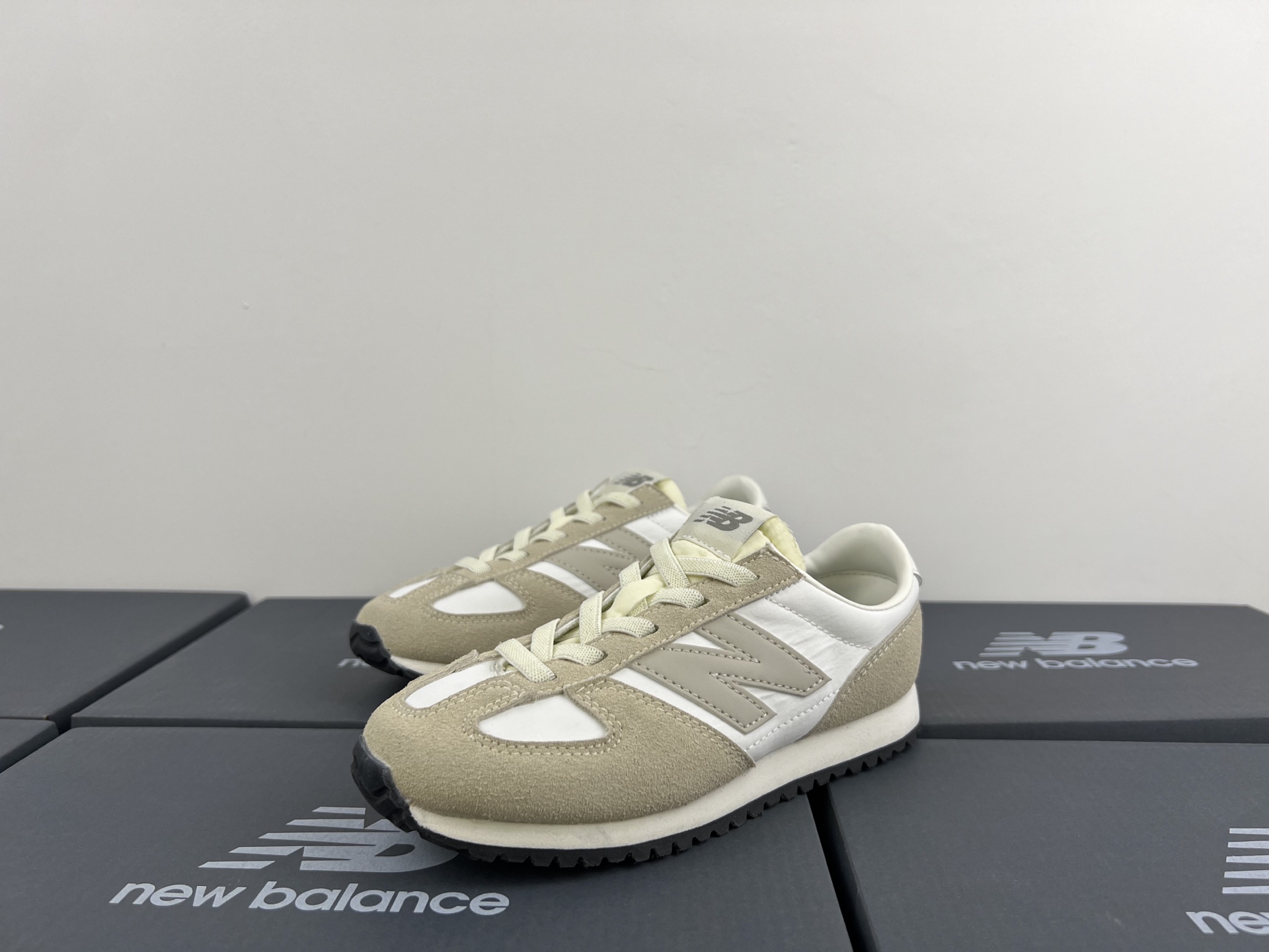 图片[3]-NB471 儿童松紧带运动休闲鞋💲 轻便透气耐磨户外徒步鞋，搭配松紧带闭合方式，提供出色的穿脱便捷性及轻薄的舒适性。 颜色： 白灰，米灰，米黑，米黄，黑月，黄粉，米粉，米蓝，黑白 尺码：25-37码-选品中心