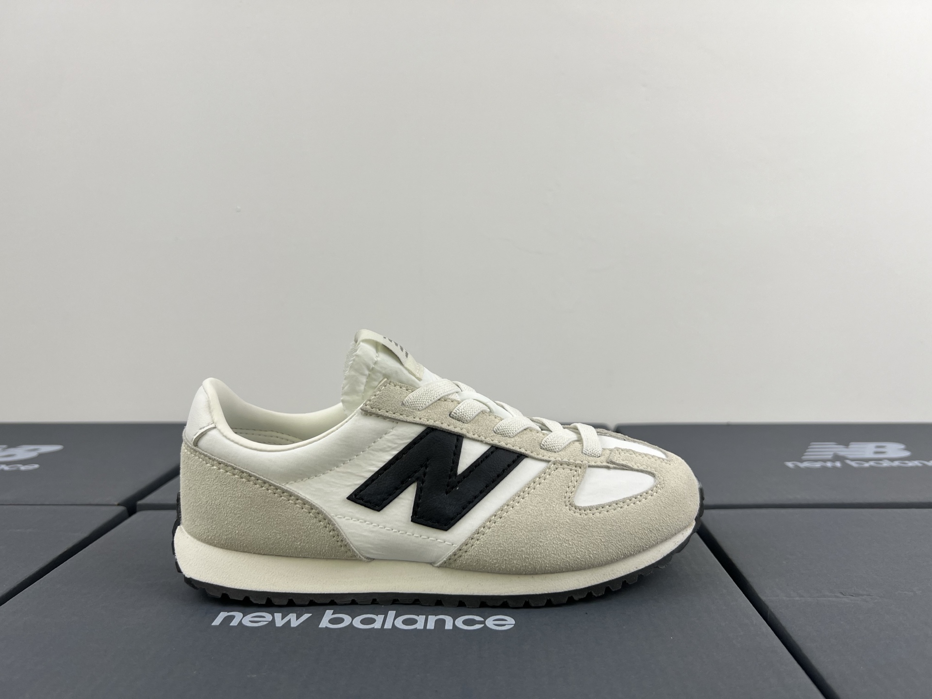 图片[8]-NB471 儿童松紧带运动休闲鞋💲 轻便透气耐磨户外徒步鞋，搭配松紧带闭合方式，提供出色的穿脱便捷性及轻薄的舒适性。 颜色： 白灰，米灰，米黑，米黄，黑月，黄粉，米粉，米蓝，黑白 尺码：25-37码-选品中心