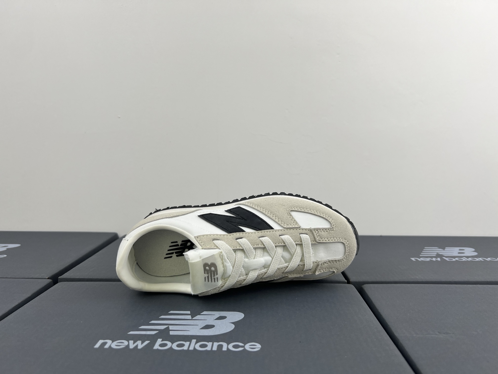 图片[7]-NB471 儿童松紧带运动休闲鞋💲 轻便透气耐磨户外徒步鞋，搭配松紧带闭合方式，提供出色的穿脱便捷性及轻薄的舒适性。 颜色： 白灰，米灰，米黑，米黄，黑月，黄粉，米粉，米蓝，黑白 尺码：25-37码-选品中心