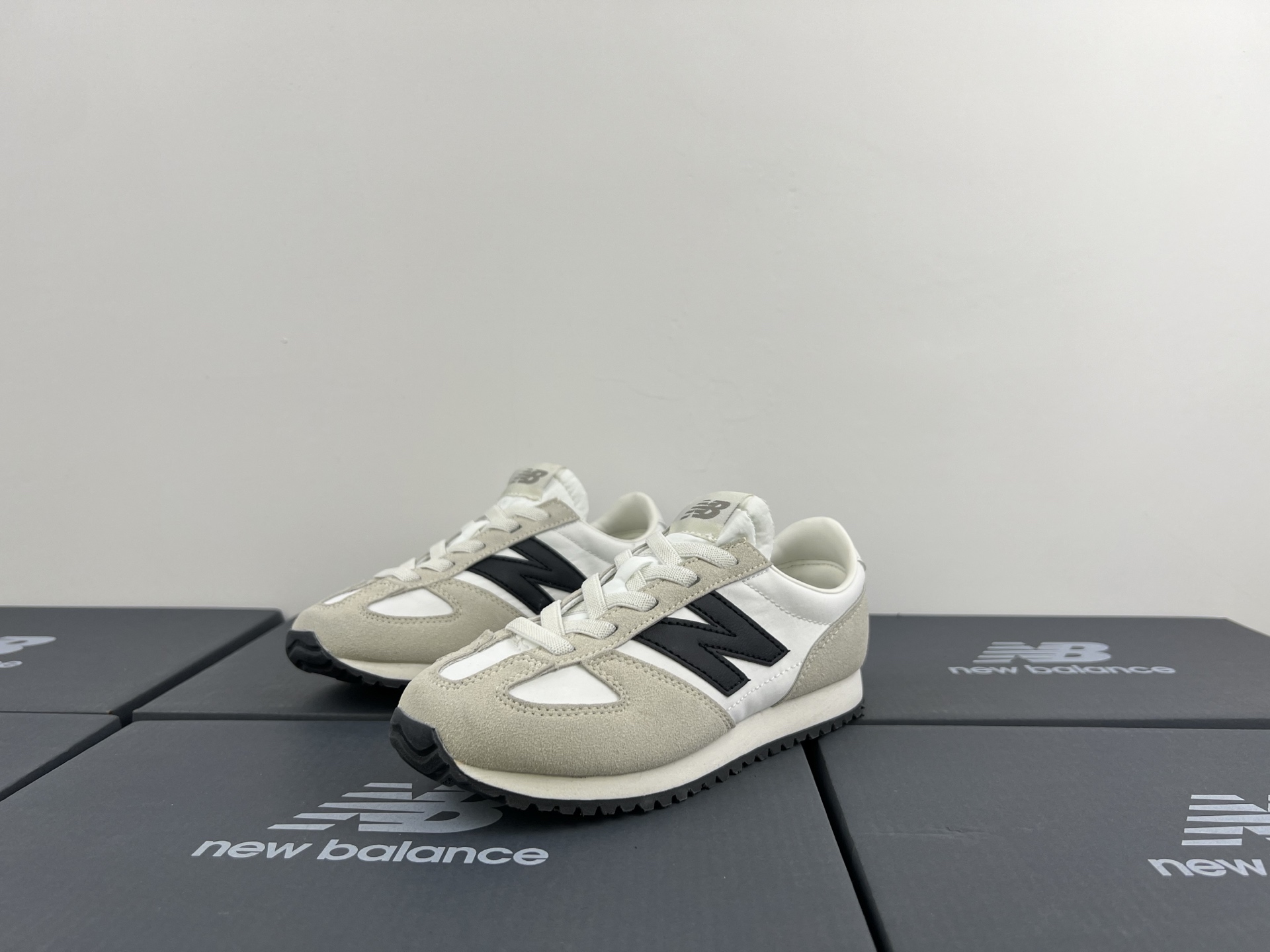 图片[3]-NB471 儿童松紧带运动休闲鞋💲 轻便透气耐磨户外徒步鞋，搭配松紧带闭合方式，提供出色的穿脱便捷性及轻薄的舒适性。 颜色： 白灰，米灰，米黑，米黄，黑月，黄粉，米粉，米蓝，黑白 尺码：25-37码-选品中心