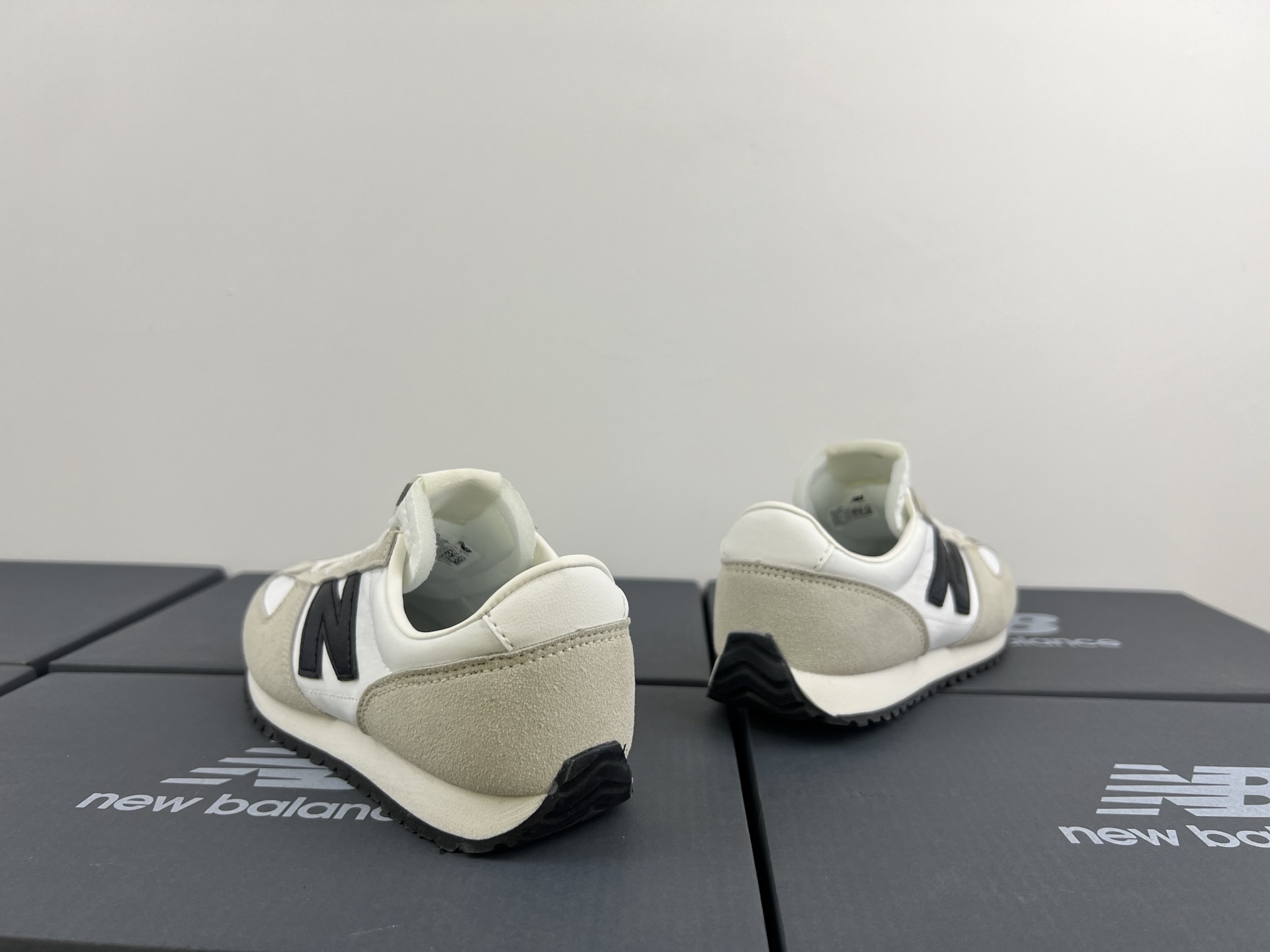 图片[5]-NB471 儿童松紧带运动休闲鞋💲 轻便透气耐磨户外徒步鞋，搭配松紧带闭合方式，提供出色的穿脱便捷性及轻薄的舒适性。 颜色： 白灰，米灰，米黑，米黄，黑月，黄粉，米粉，米蓝，黑白 尺码：25-37码-选品中心