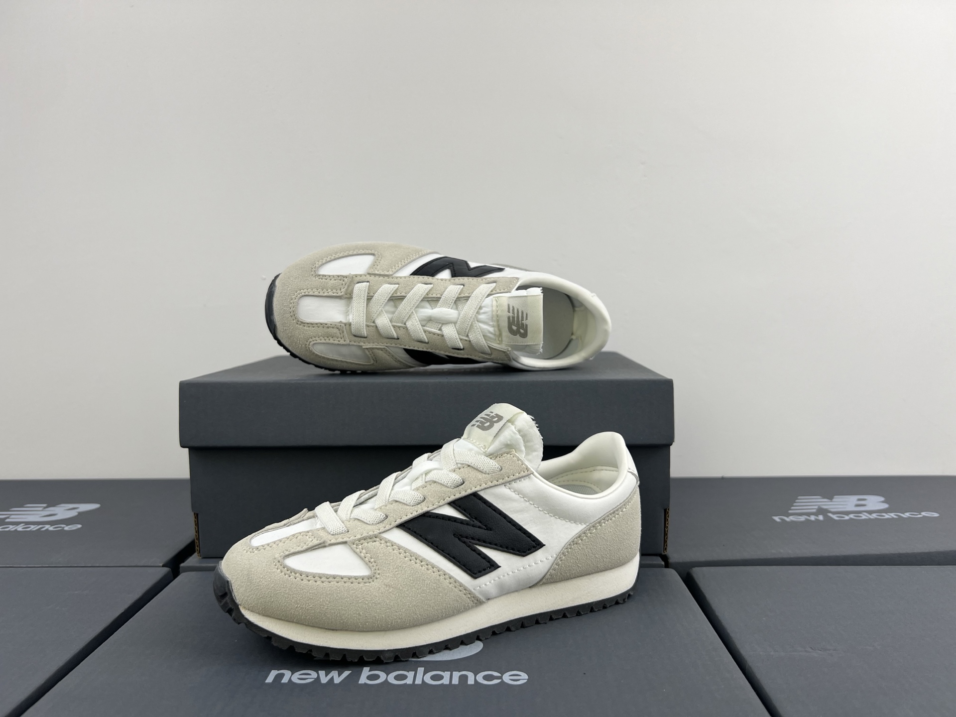 图片[2]-NB471 儿童松紧带运动休闲鞋💲 轻便透气耐磨户外徒步鞋，搭配松紧带闭合方式，提供出色的穿脱便捷性及轻薄的舒适性。 颜色： 白灰，米灰，米黑，米黄，黑月，黄粉，米粉，米蓝，黑白 尺码：25-37码-选品中心