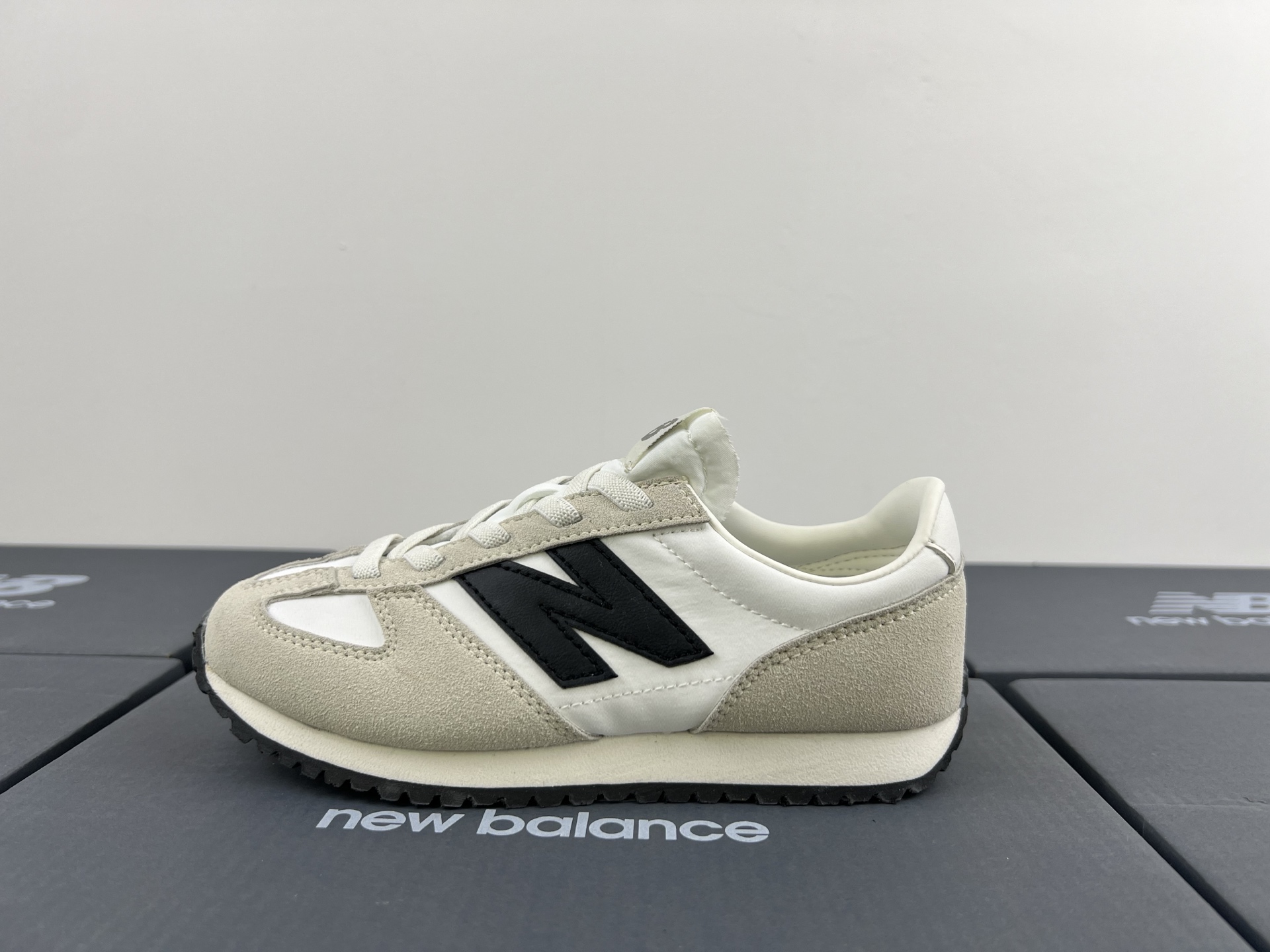 图片[6]-NB471 儿童松紧带运动休闲鞋💲 轻便透气耐磨户外徒步鞋，搭配松紧带闭合方式，提供出色的穿脱便捷性及轻薄的舒适性。 颜色： 白灰，米灰，米黑，米黄，黑月，黄粉，米粉，米蓝，黑白 尺码：25-37码-选品中心