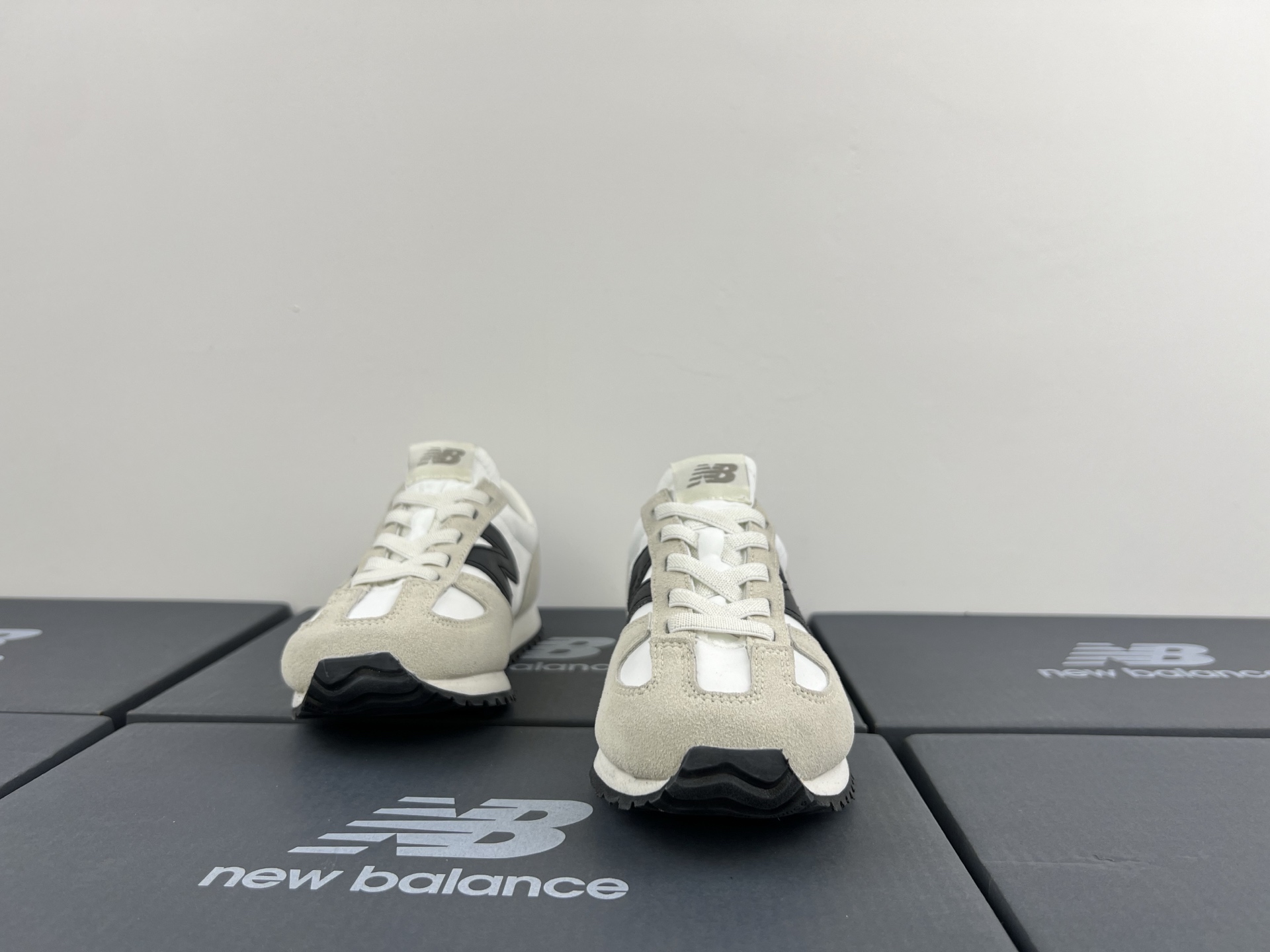 图片[4]-NB471 儿童松紧带运动休闲鞋💲 轻便透气耐磨户外徒步鞋，搭配松紧带闭合方式，提供出色的穿脱便捷性及轻薄的舒适性。 颜色： 白灰，米灰，米黑，米黄，黑月，黄粉，米粉，米蓝，黑白 尺码：25-37码-选品中心