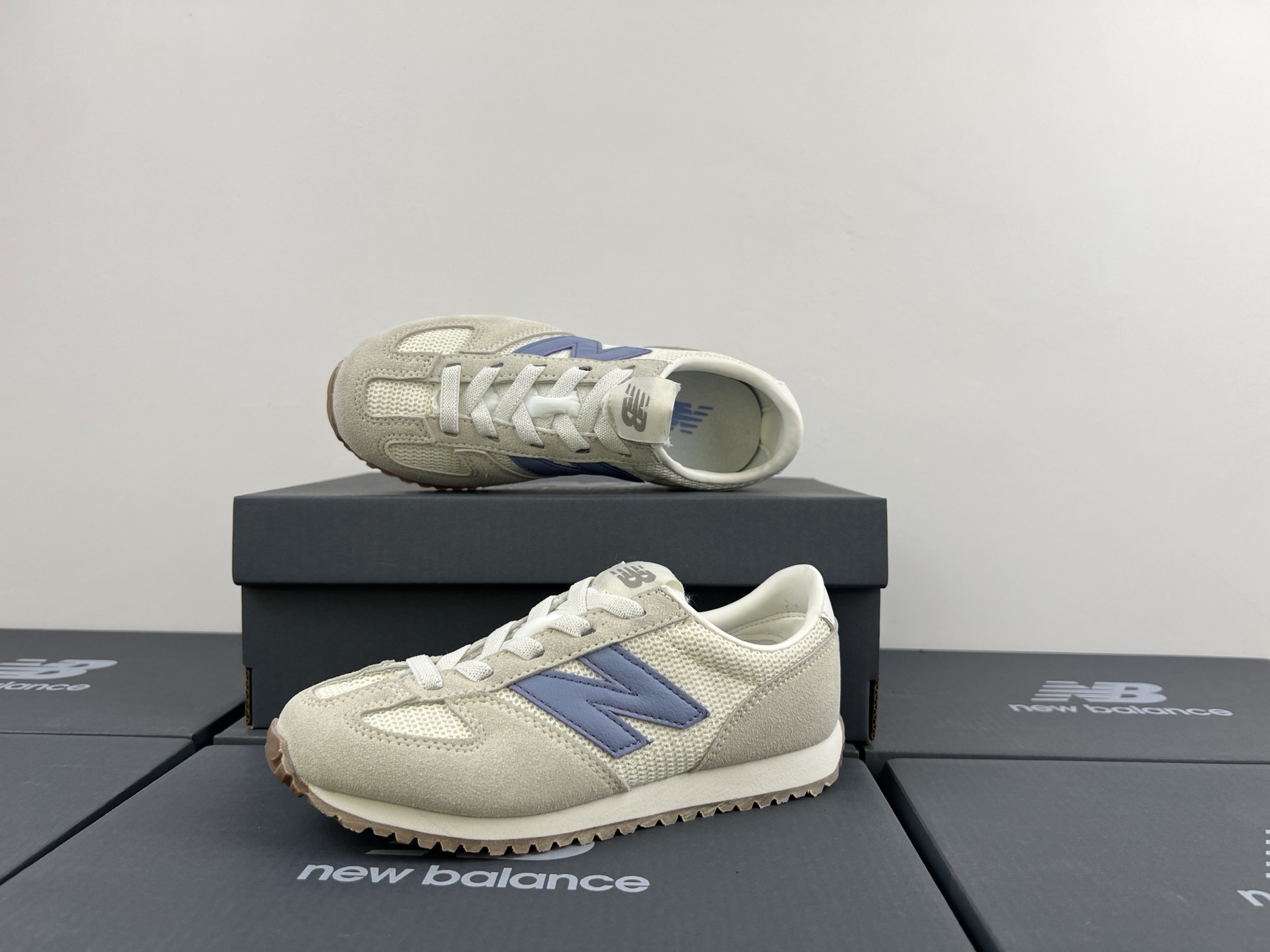 图片[2]-NB471 儿童松紧带运动休闲鞋💲 轻便透气耐磨户外徒步鞋，搭配松紧带闭合方式，提供出色的穿脱便捷性及轻薄的舒适性。 颜色： 白灰，米灰，米黑，米黄，黑月，黄粉，米粉，米蓝，黑白 尺码：25-37码-选品中心