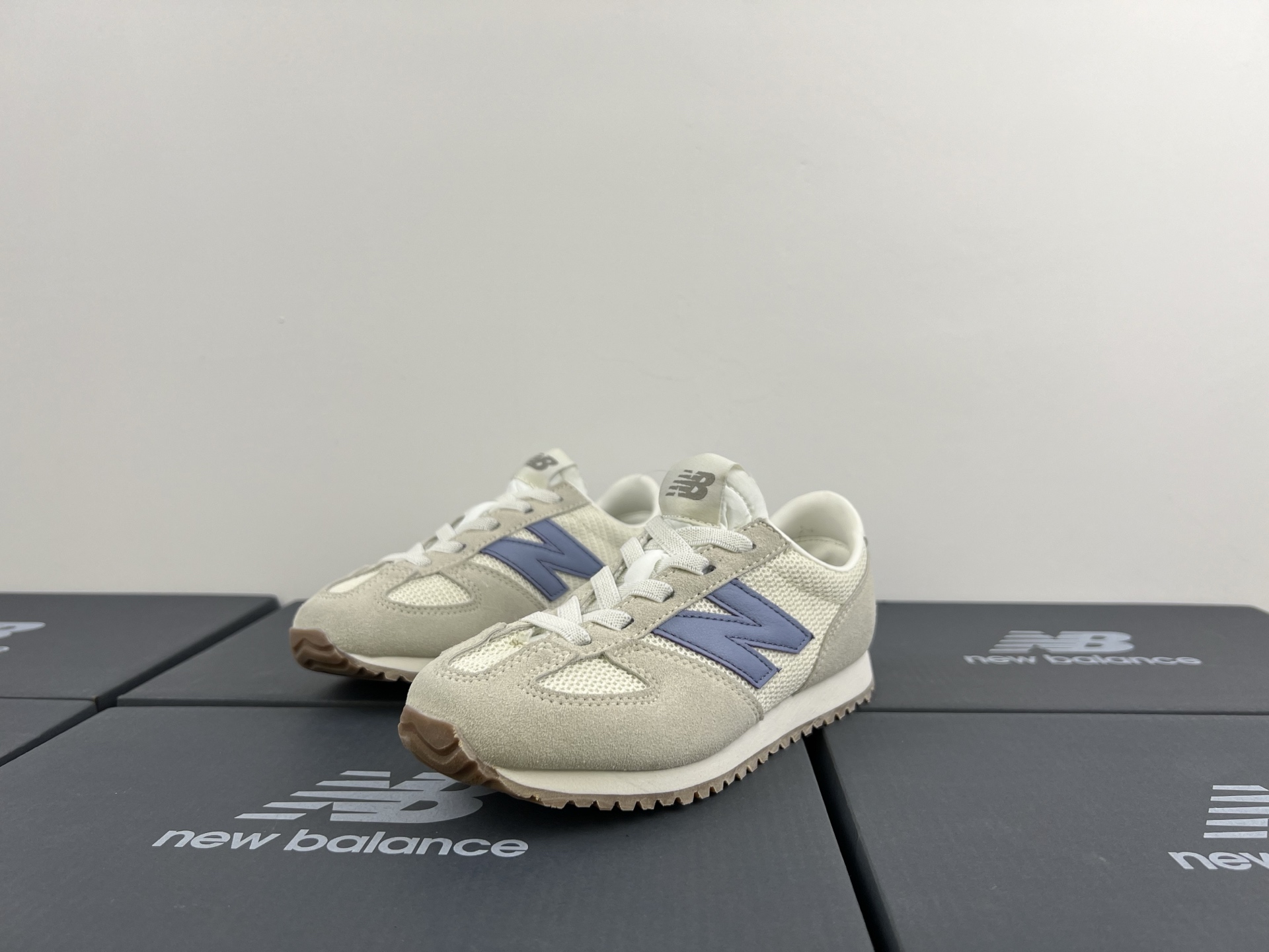 图片[3]-NB471 儿童松紧带运动休闲鞋💲 轻便透气耐磨户外徒步鞋，搭配松紧带闭合方式，提供出色的穿脱便捷性及轻薄的舒适性。 颜色： 白灰，米灰，米黑，米黄，黑月，黄粉，米粉，米蓝，黑白 尺码：25-37码-选品中心