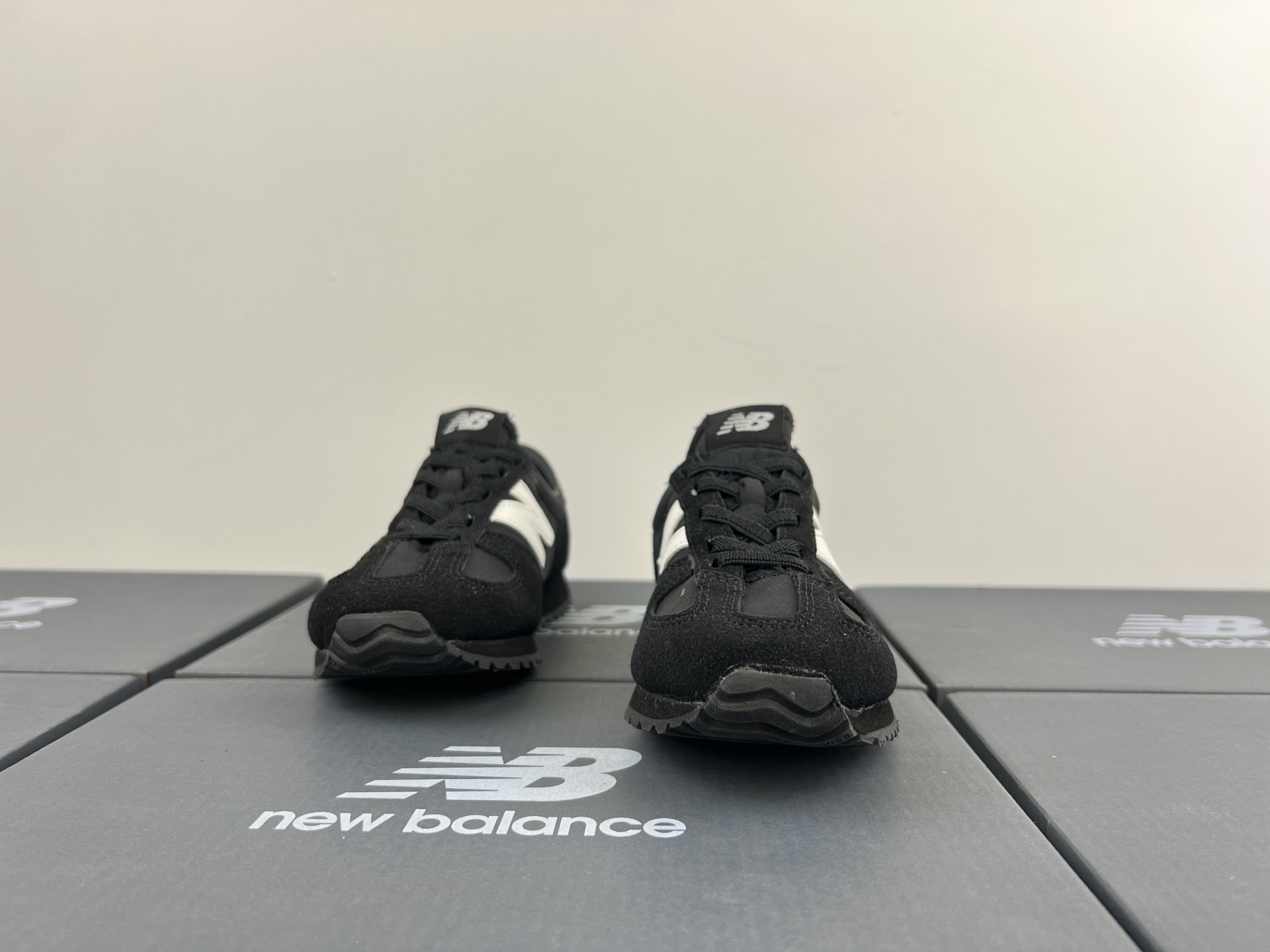 图片[4]-NB471 儿童松紧带运动休闲鞋💲 轻便透气耐磨户外徒步鞋，搭配松紧带闭合方式，提供出色的穿脱便捷性及轻薄的舒适性。 颜色： 白灰，米灰，米黑，米黄，黑月，黄粉，米粉，米蓝，黑白 尺码：25-37码-选品中心