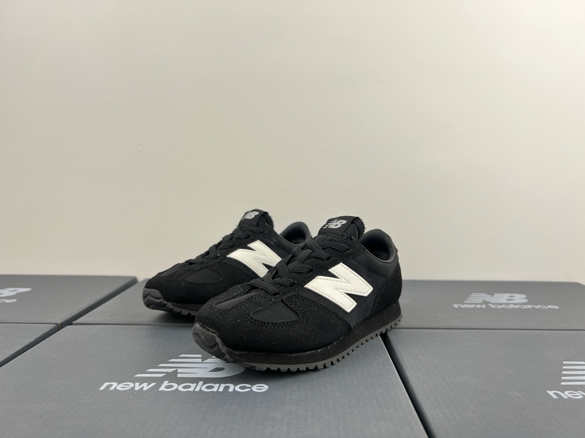 图片[3]-NB471 儿童松紧带运动休闲鞋💲 轻便透气耐磨户外徒步鞋，搭配松紧带闭合方式，提供出色的穿脱便捷性及轻薄的舒适性。 颜色： 白灰，米灰，米黑，米黄，黑月，黄粉，米粉，米蓝，黑白 尺码：25-37码-选品中心