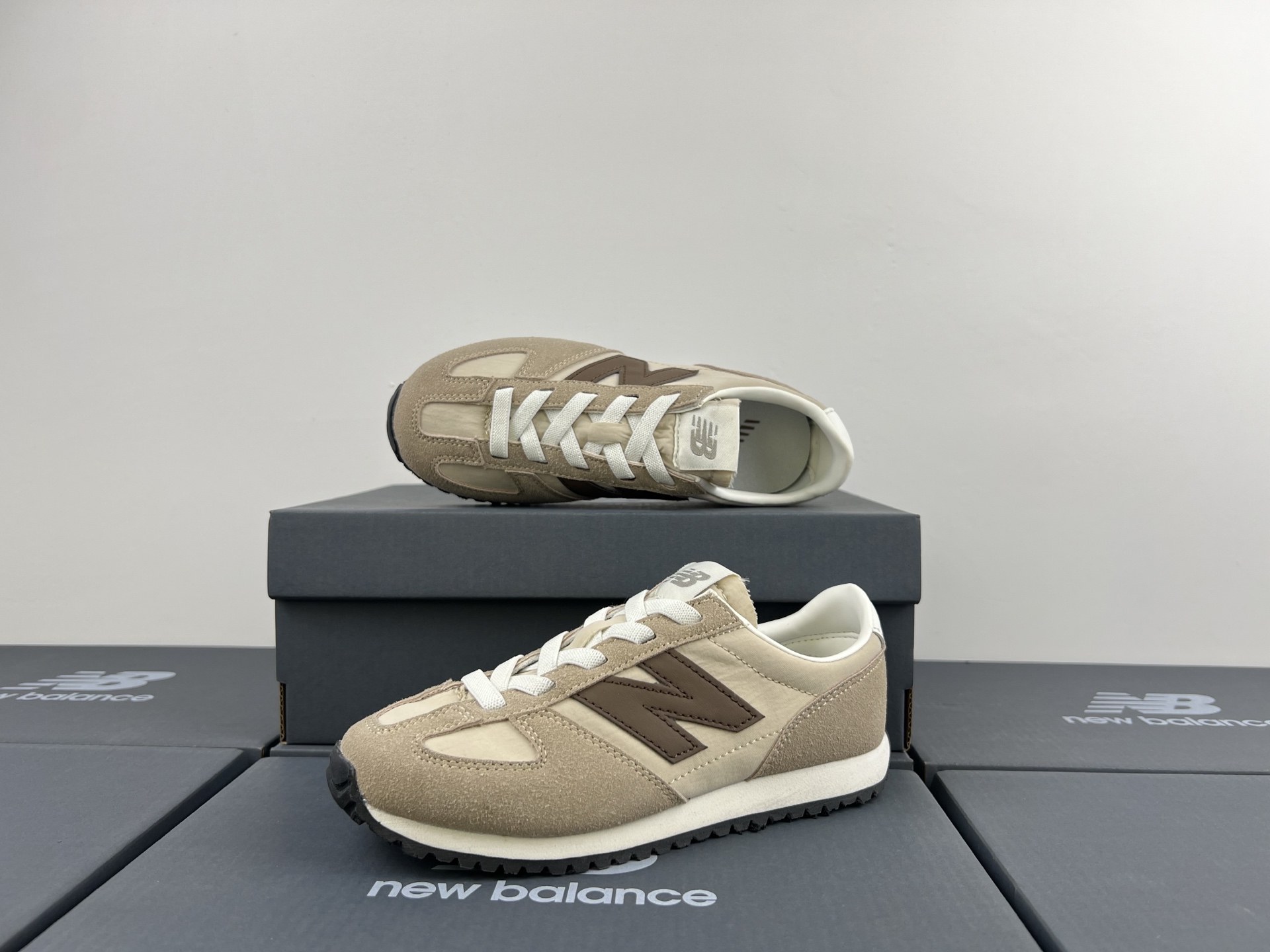 图片[2]-NB471 儿童松紧带运动休闲鞋💲 轻便透气耐磨户外徒步鞋，搭配松紧带闭合方式，提供出色的穿脱便捷性及轻薄的舒适性。 颜色： 白灰，米灰，米黑，米黄，黑月，黄粉，米粉，米蓝，黑白 尺码：25-37码-选品中心