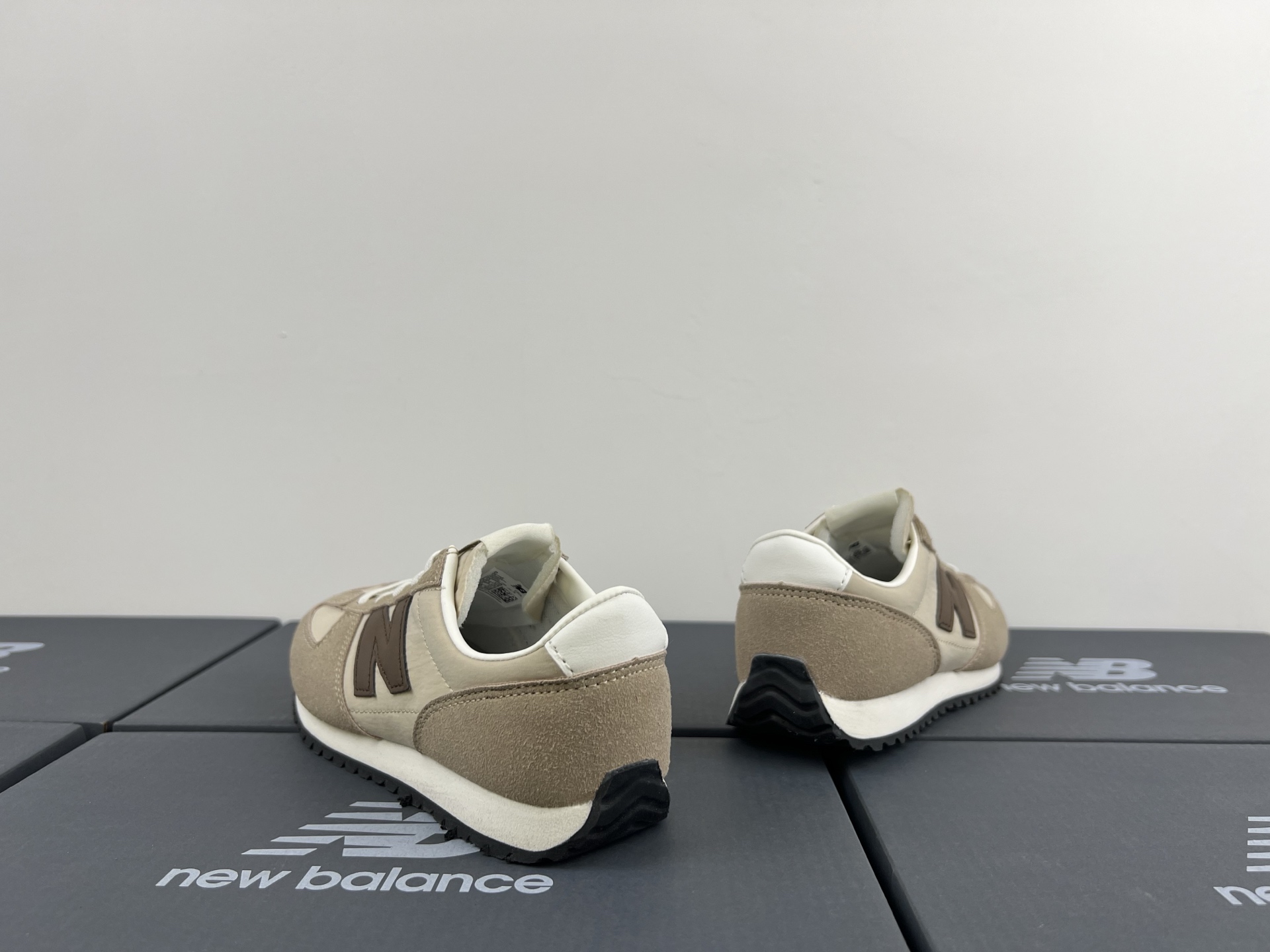 图片[5]-NB471 儿童松紧带运动休闲鞋💲 轻便透气耐磨户外徒步鞋，搭配松紧带闭合方式，提供出色的穿脱便捷性及轻薄的舒适性。 颜色： 白灰，米灰，米黑，米黄，黑月，黄粉，米粉，米蓝，黑白 尺码：25-37码-选品中心